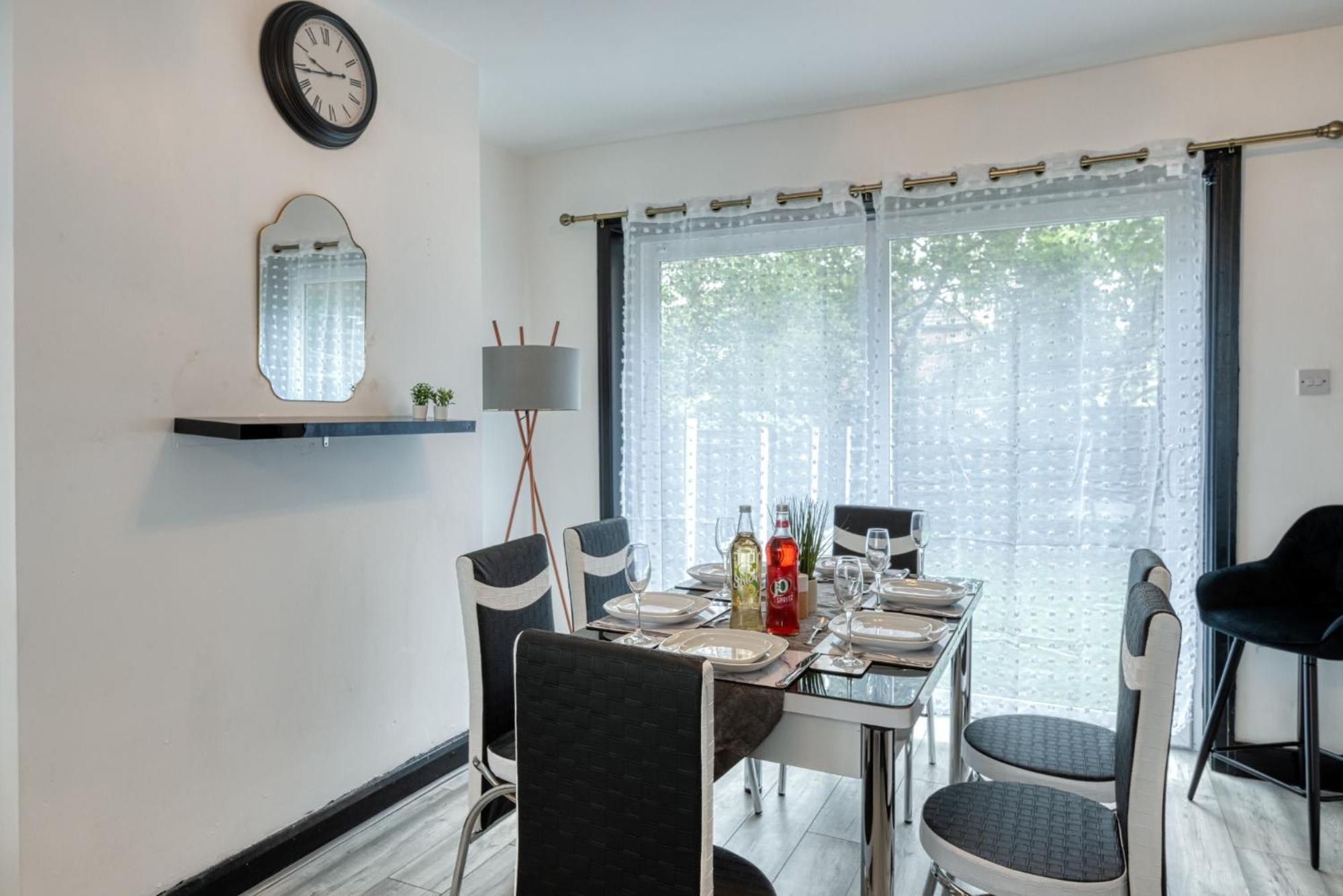 Full House, Massage Mattresses, Sleeps 6 Guests, Free Wifi, Free Parking, Free Netflix, Smart Tv Holiday home *