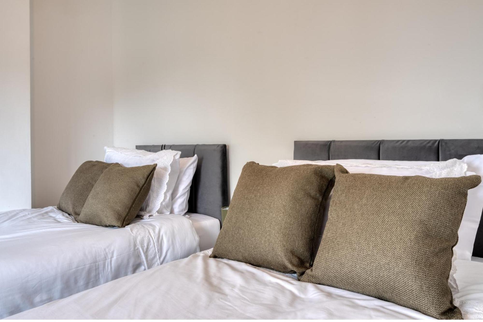 Full House, Massage Mattresses, Sleeps 6 Guests, Free Wifi, Free Parking, Free Netflix, Smart Tv * Manchester