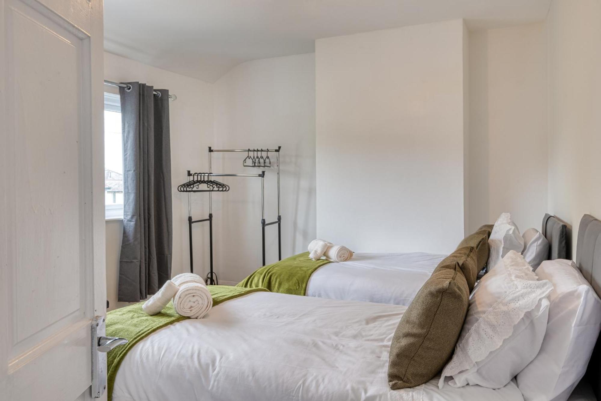 Holiday home Full House, Massage Mattresses, Sleeps 6 Guests, Free Wifi, Free Parking, Free Netflix, Smart Tv Manchester