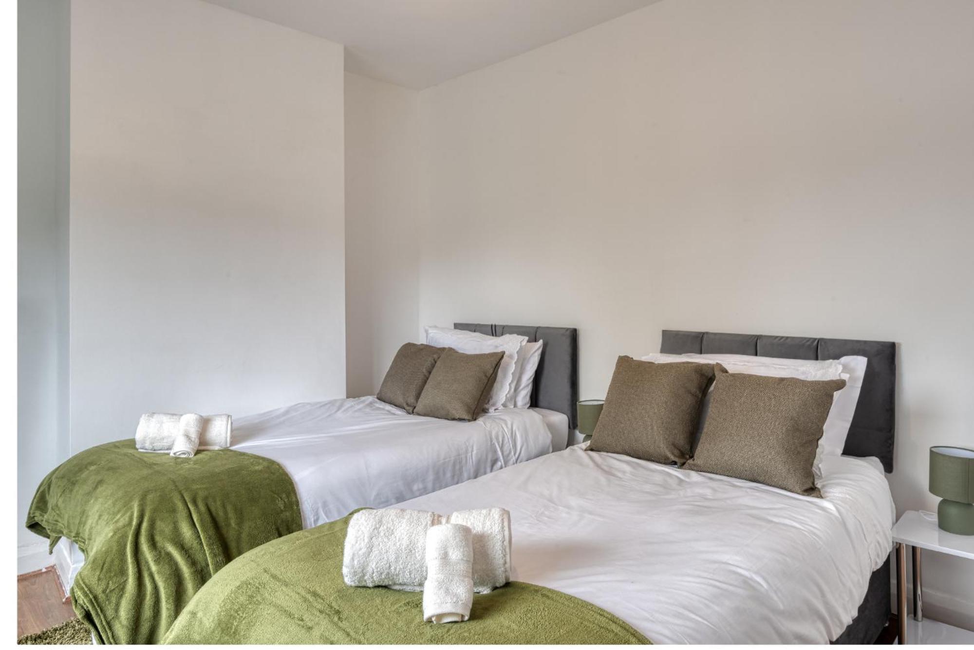 Full House, Massage Mattresses, Sleeps 6 Guests, Free Wifi, Free Parking, Free Netflix, Smart Tv *