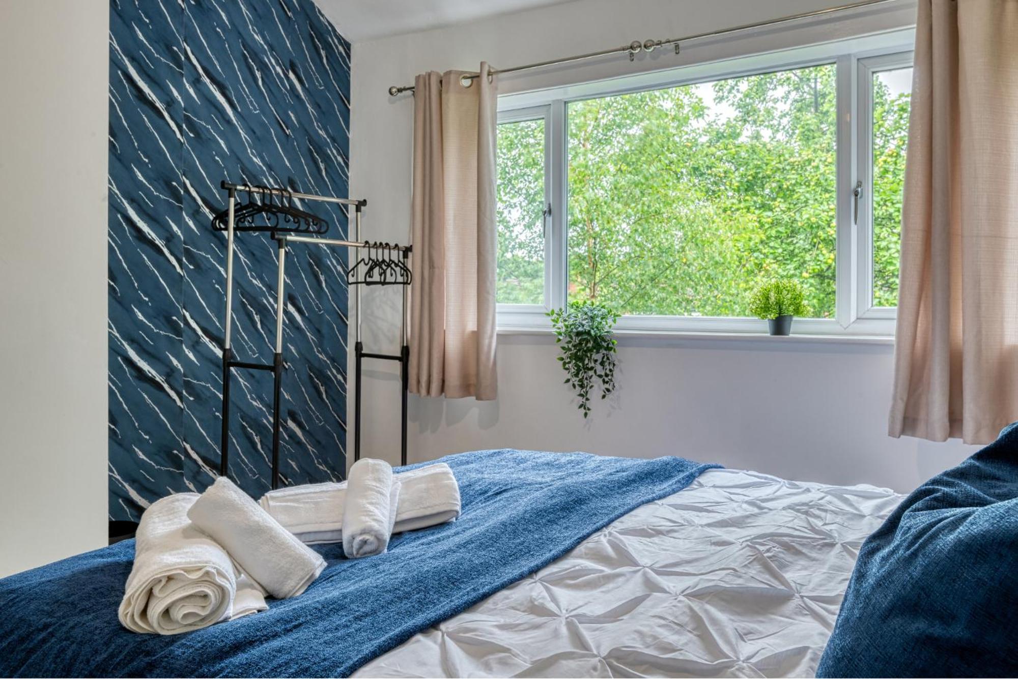 Full House, Massage Mattresses, Sleeps 6 Guests, Free Wifi, Free Parking, Free Netflix, Smart Tv Holiday home *