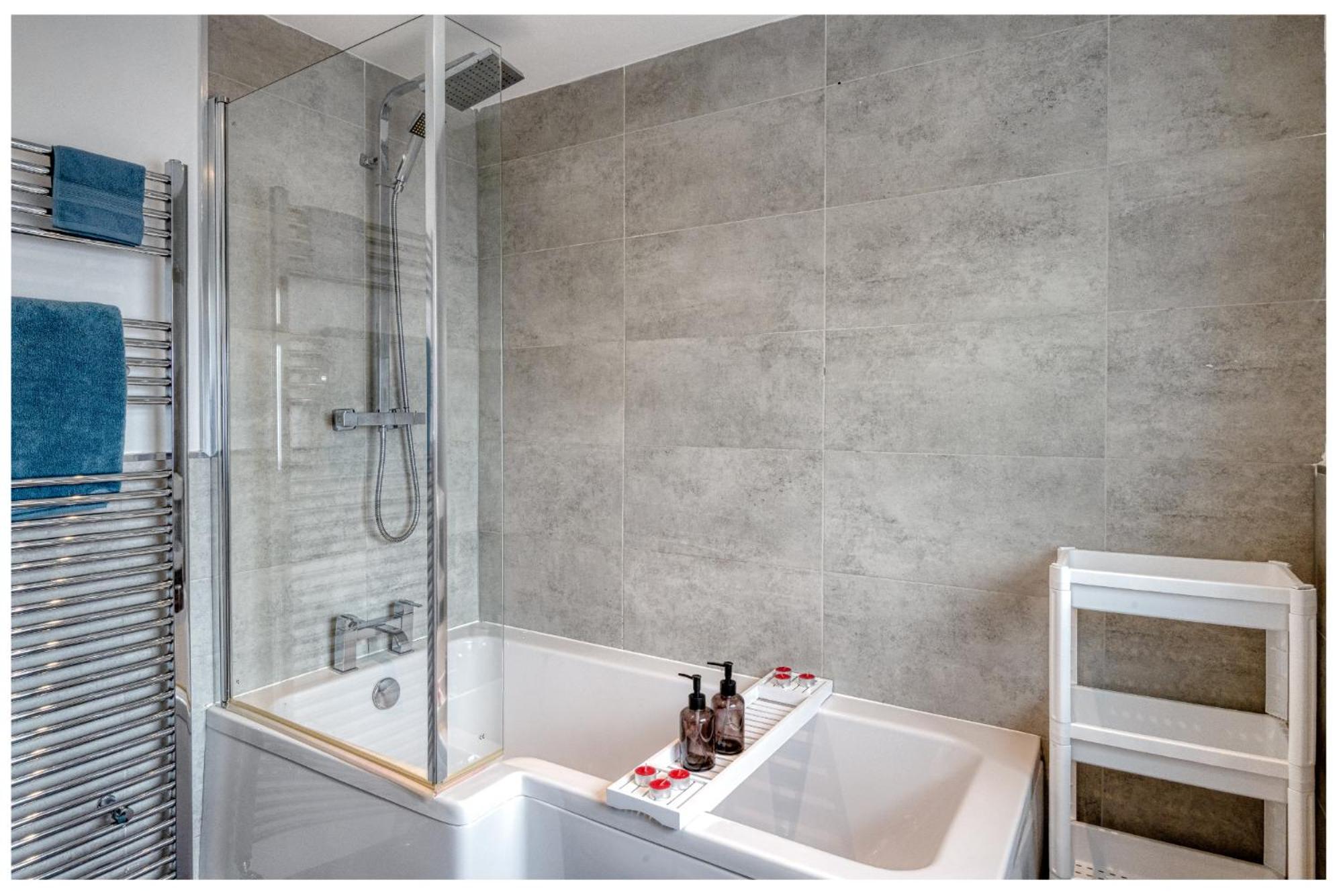 Full House, Massage Mattresses, Sleeps 6 Guests, Free Wifi, Free Parking, Free Netflix, Smart Tv * Manchester