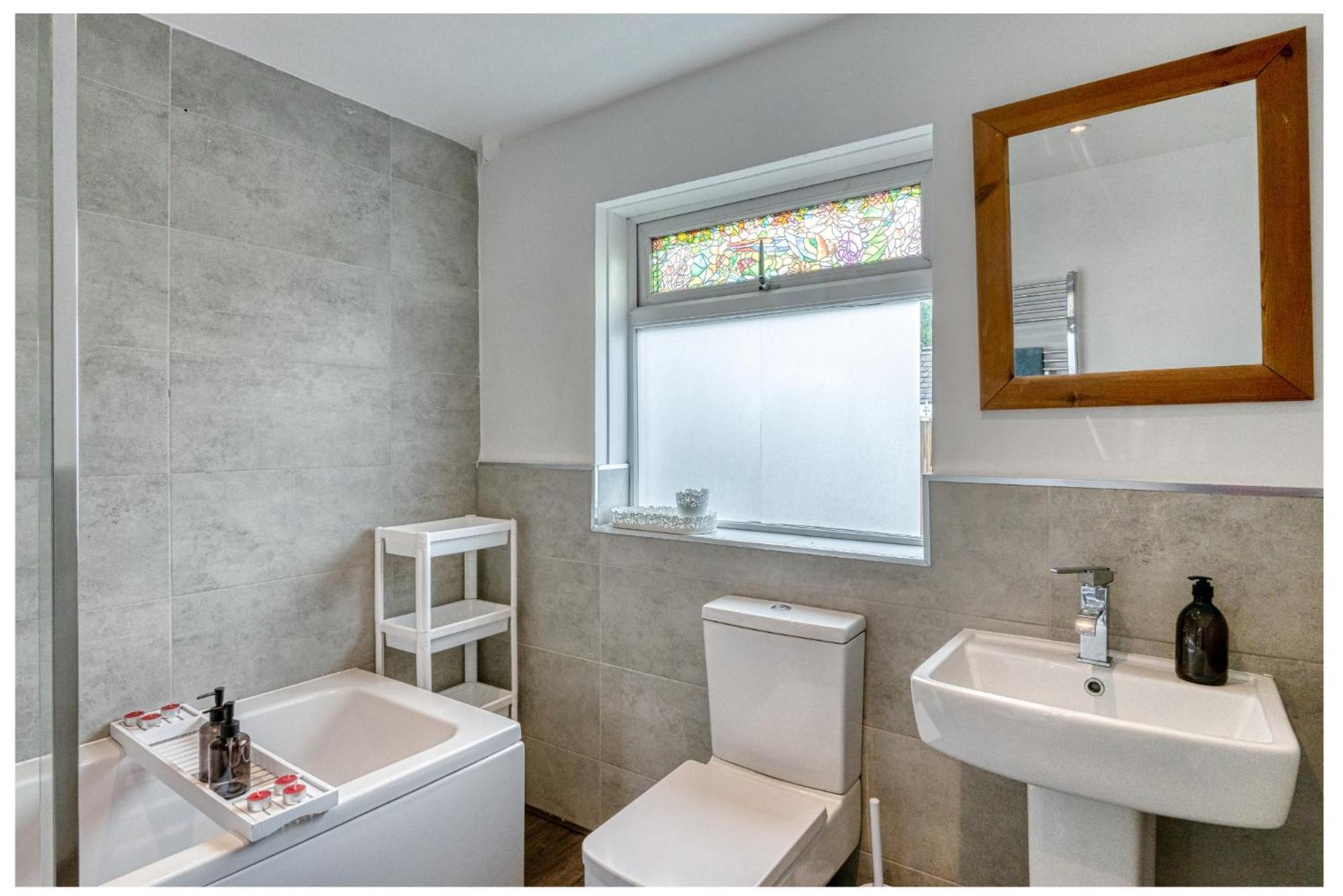 Full House, Massage Mattresses, Sleeps 6 Guests, Free Wifi, Free Parking, Free Netflix, Smart Tv *