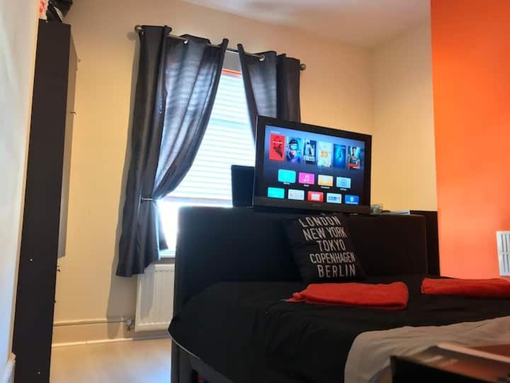 King Tv-bed En-suite Mediacity, Mufc, Salford Homestay *