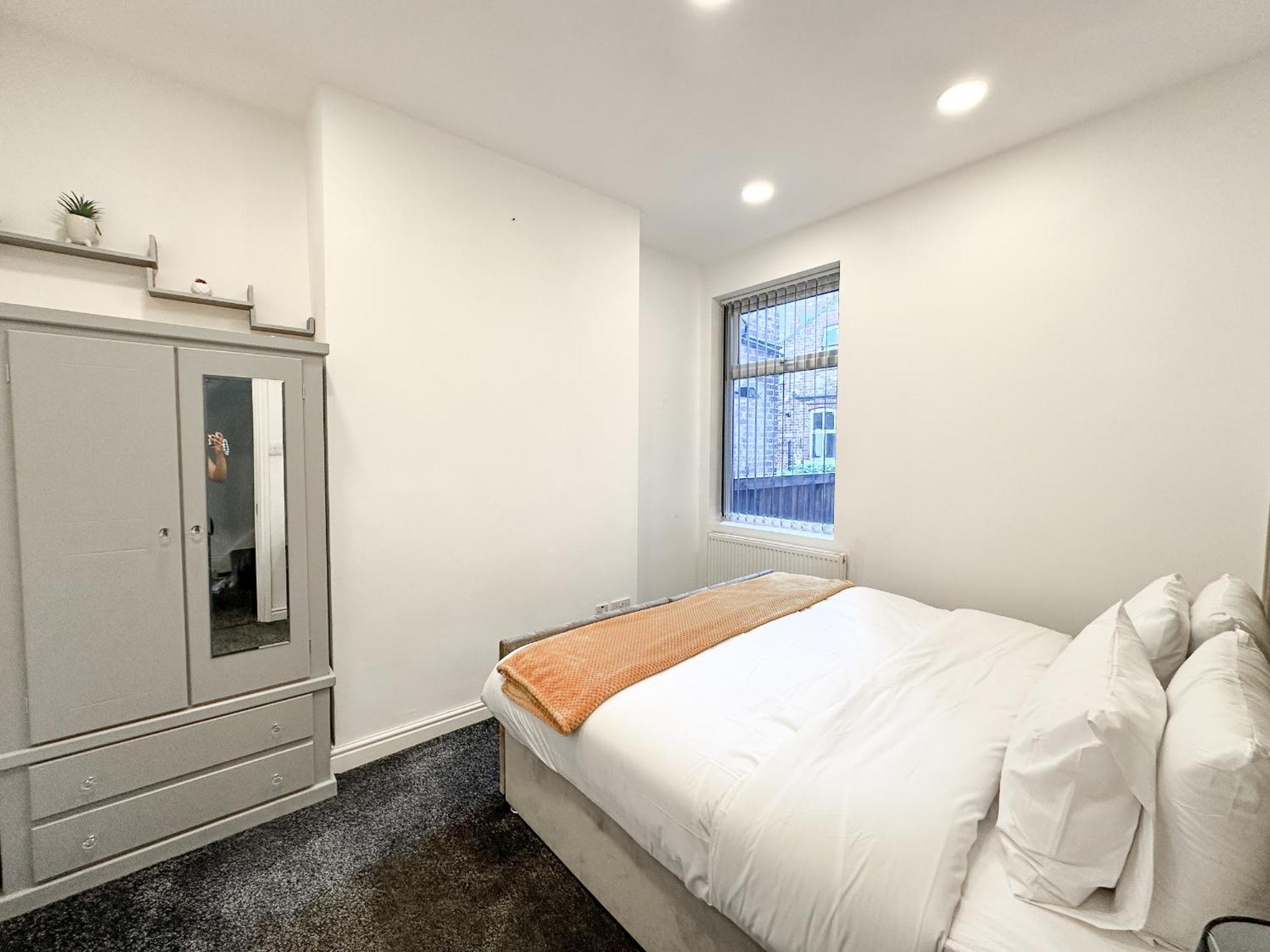 Large In Heart Of Bustling Levenshulme Holiday home
