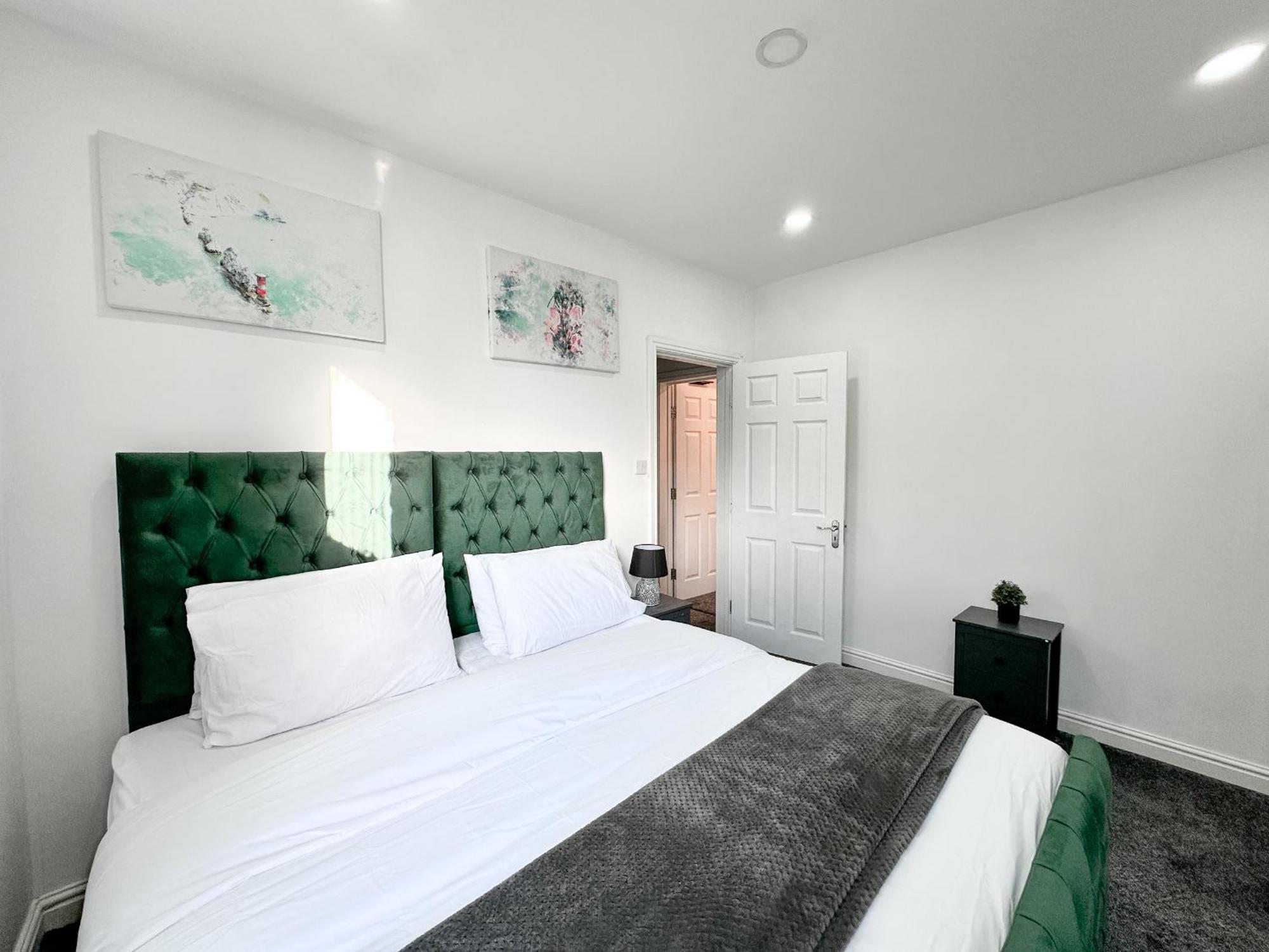Large In Heart Of Bustling Levenshulme Manchester