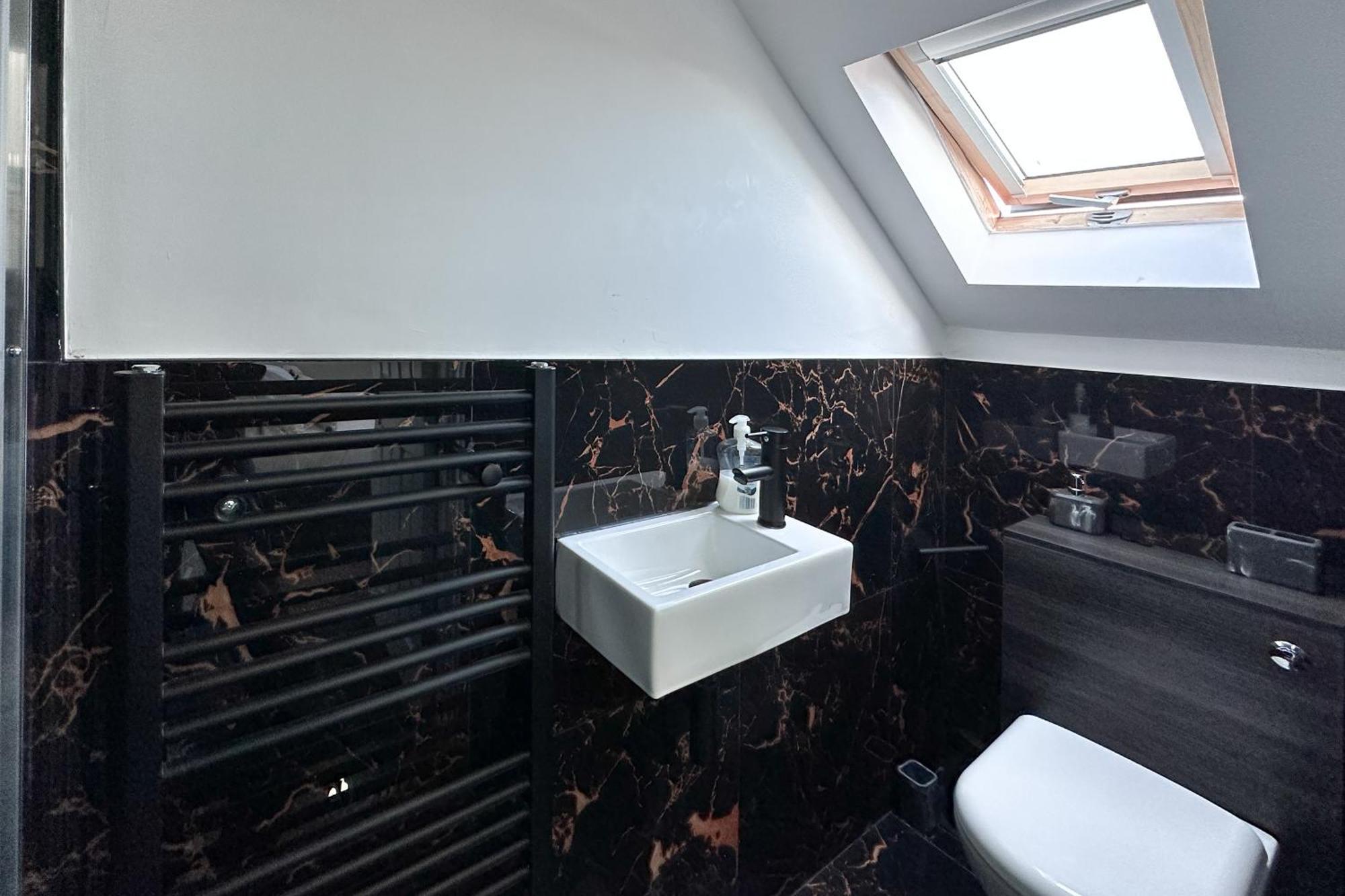 Large In Heart Of Bustling Levenshulme Holiday home