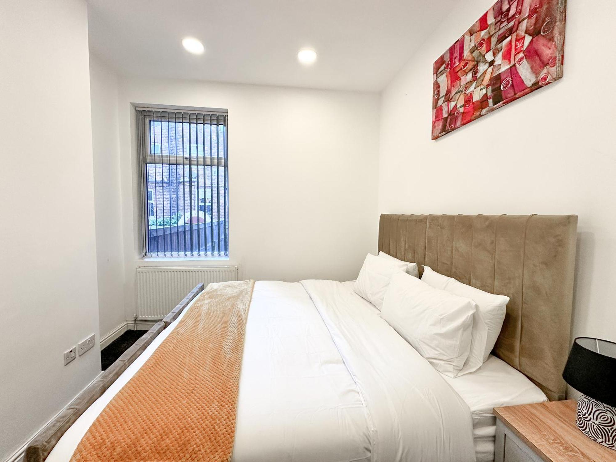 Large In Heart Of Bustling Levenshulme Holiday home