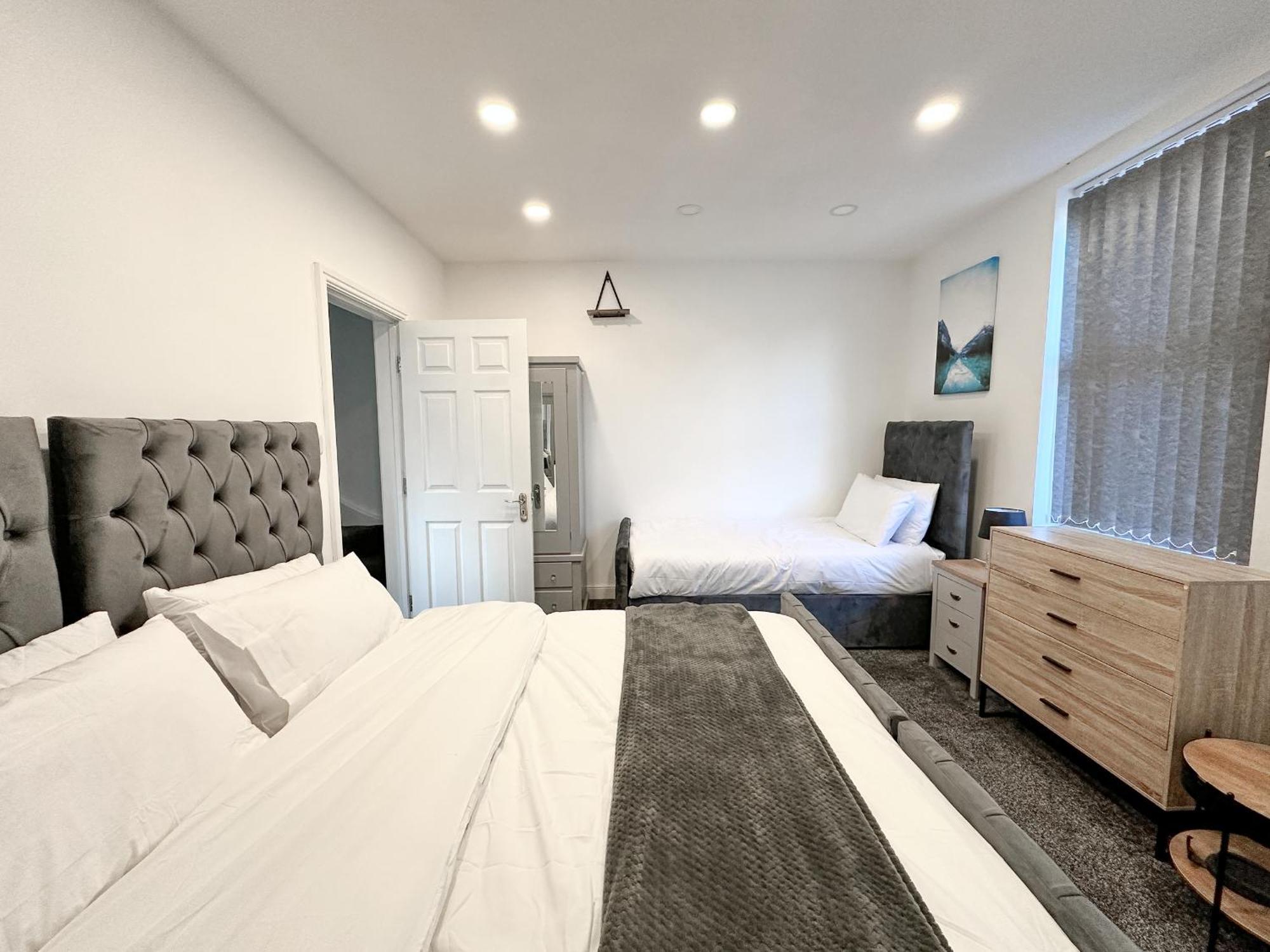 Large In Heart Of Bustling Levenshulme Holiday home *