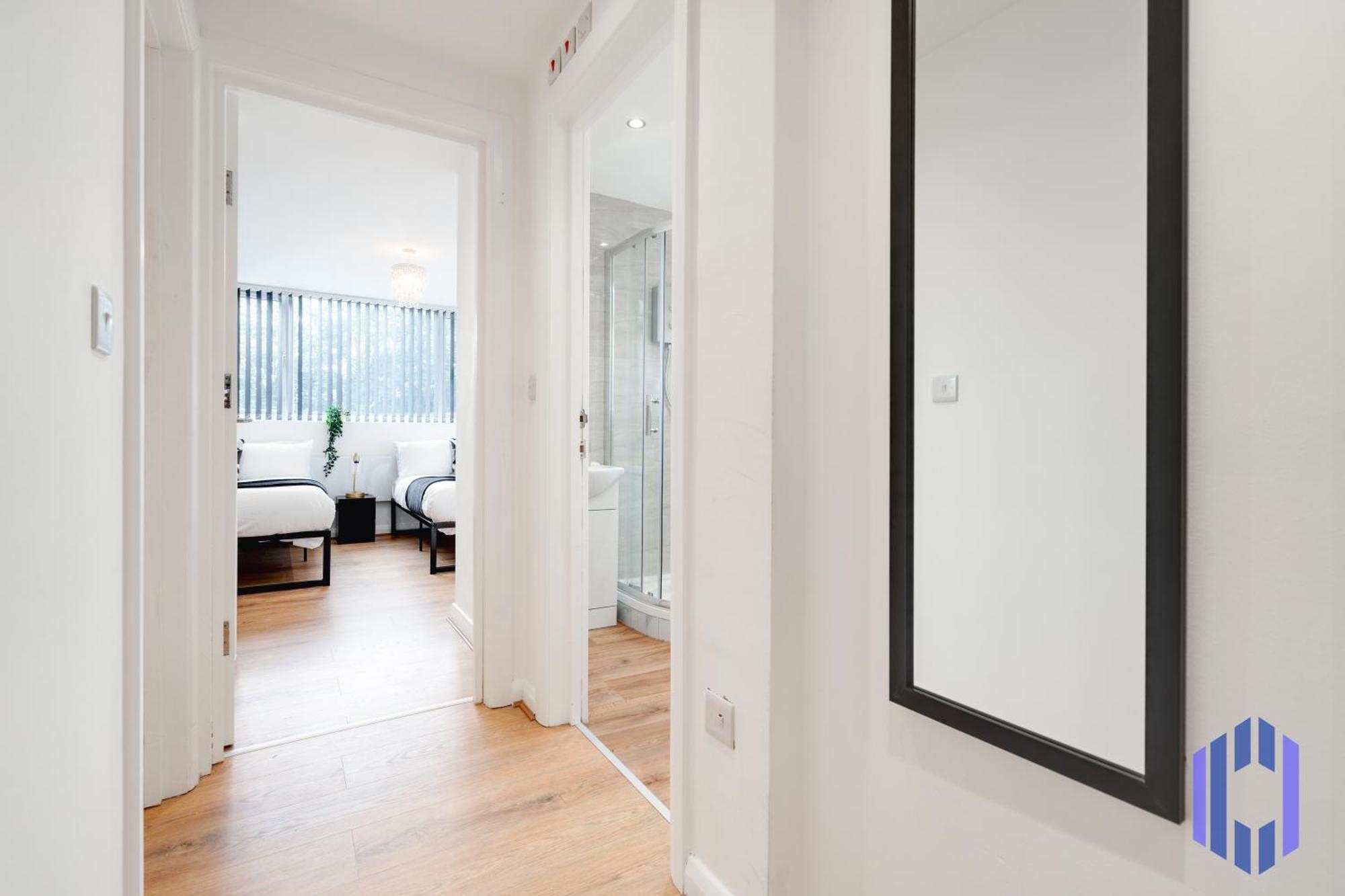 Sophisticated & Stylish Flat Near Airport - Sleeps 9 Apartment