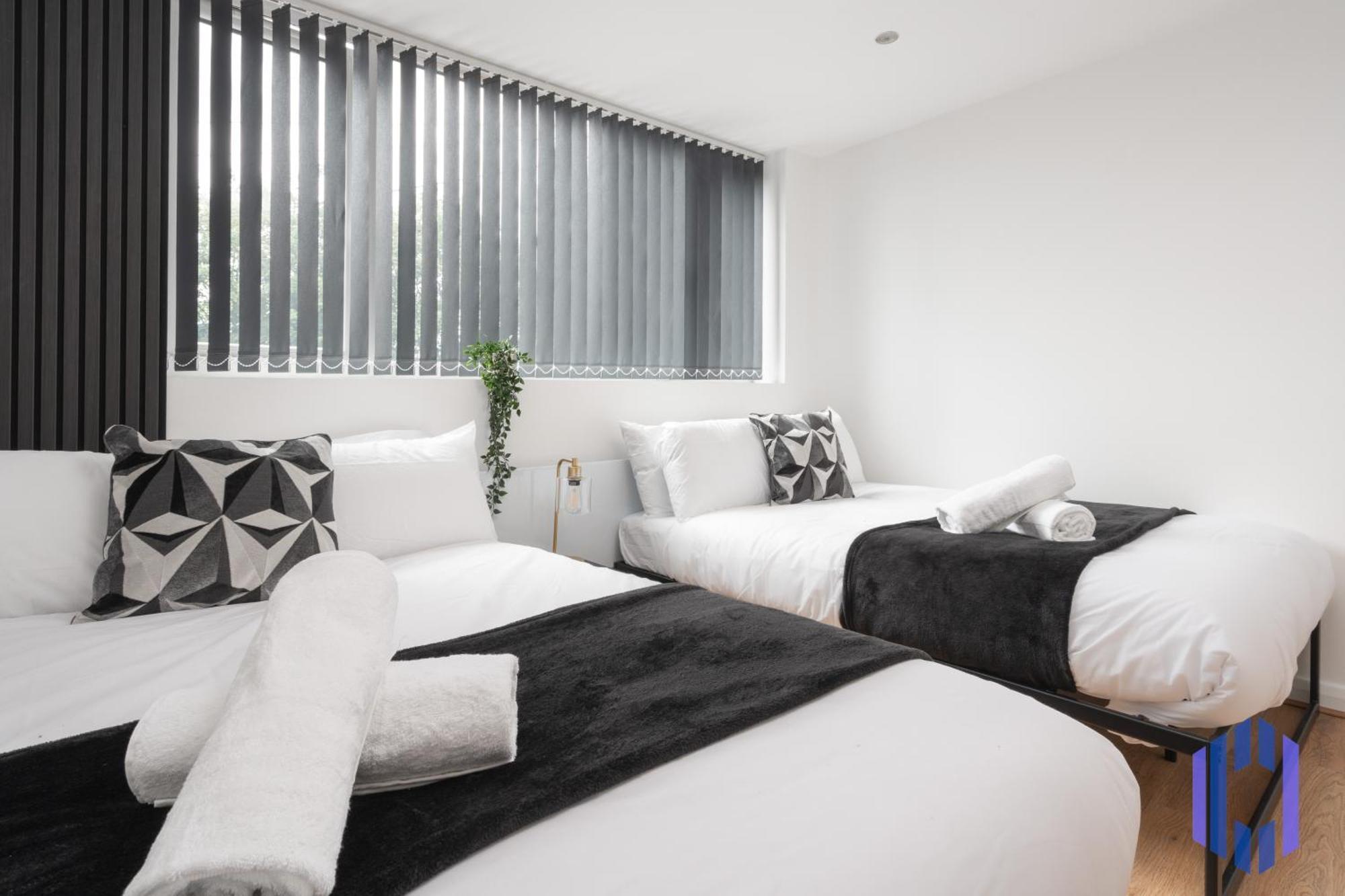 Sophisticated & Stylish Flat Near Airport - Sleeps 9
