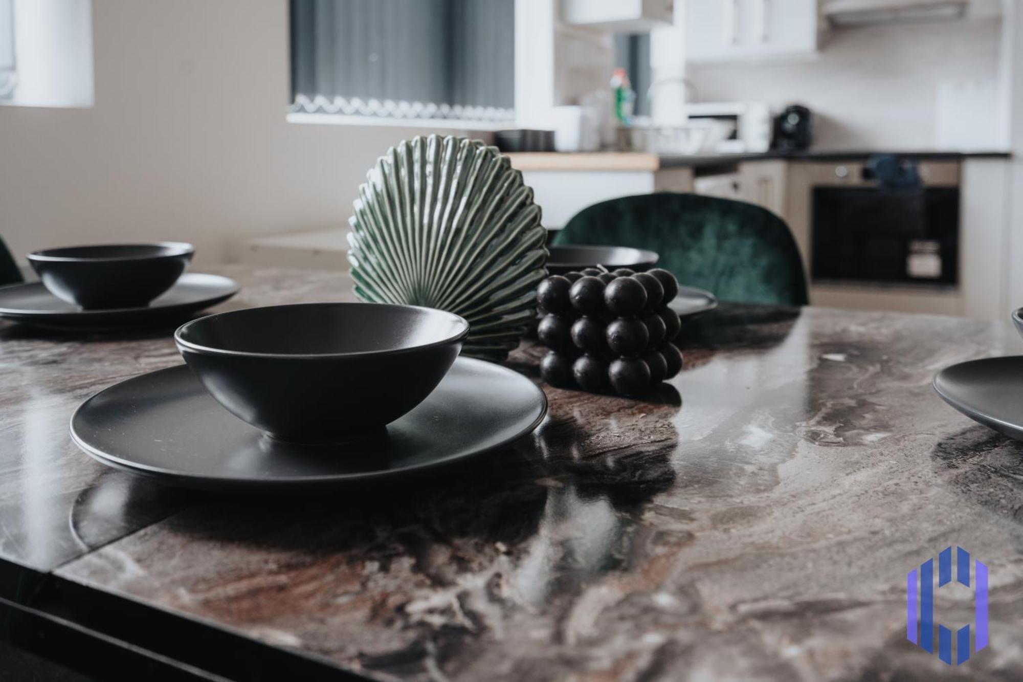 Sophisticated & Stylish Flat Near Airport - Sleeps 9 Apartment *