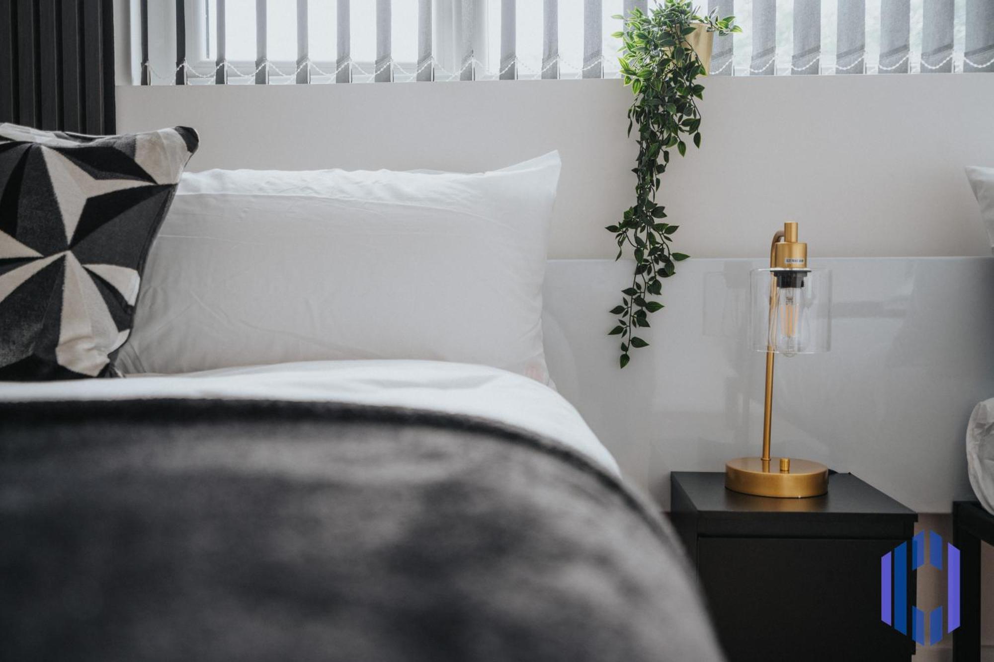 Sophisticated & Stylish Flat Near Airport - Sleeps 9 Apartment *