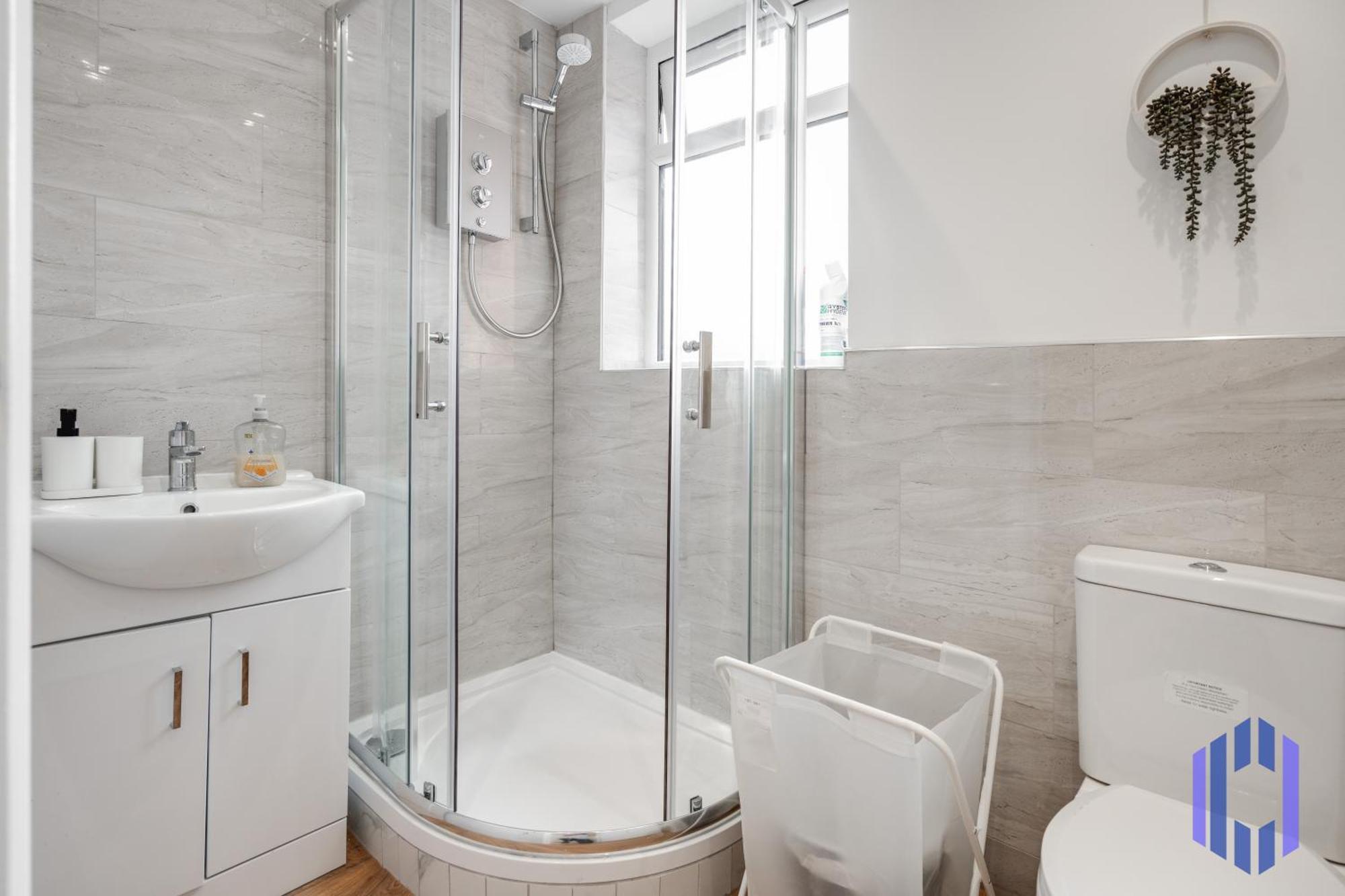 Apartment Sophisticated & Stylish Flat Near Airport - Sleeps 9 *