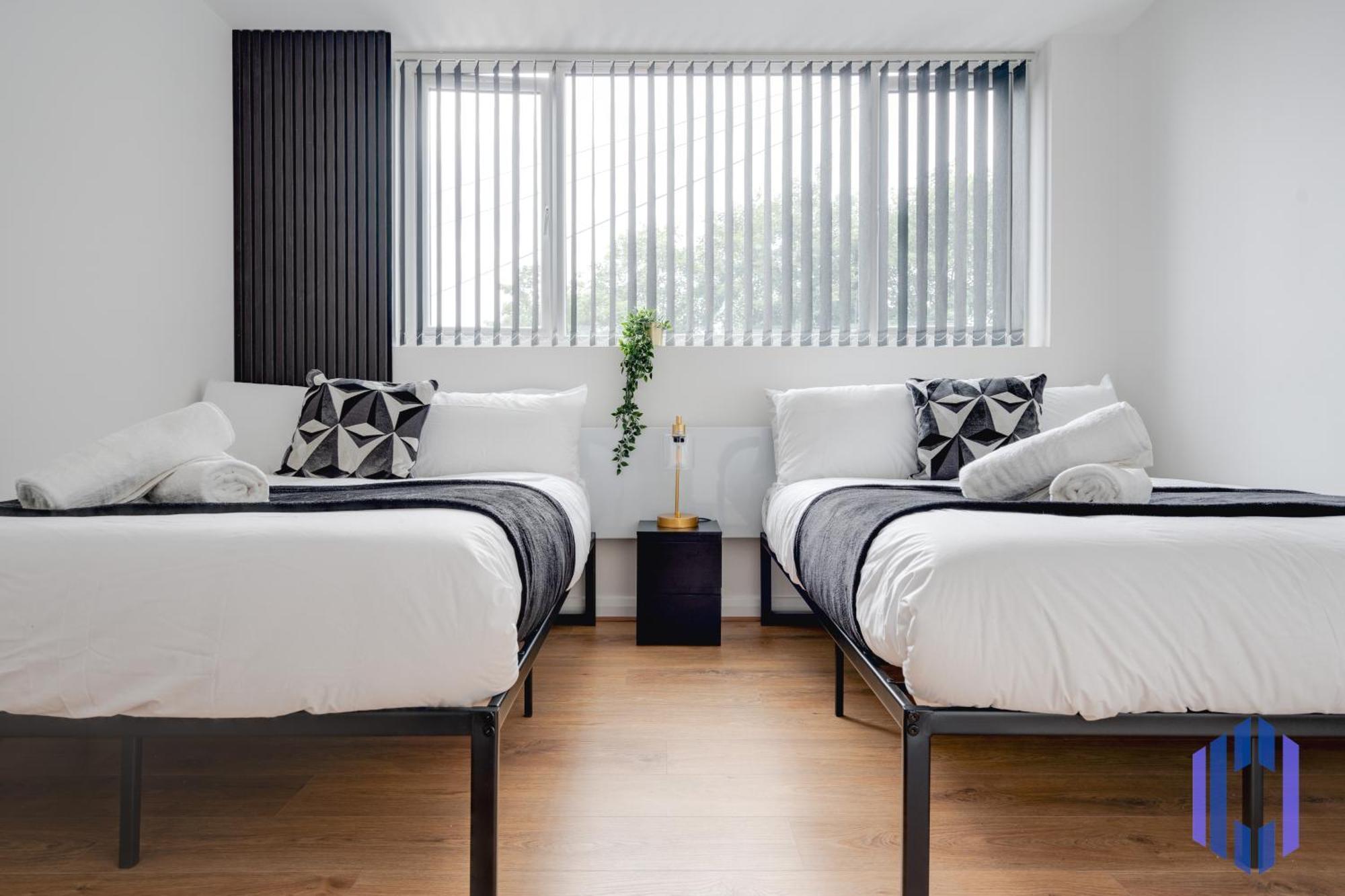 Sophisticated & Stylish Flat Near Airport - Sleeps 9 Apartment