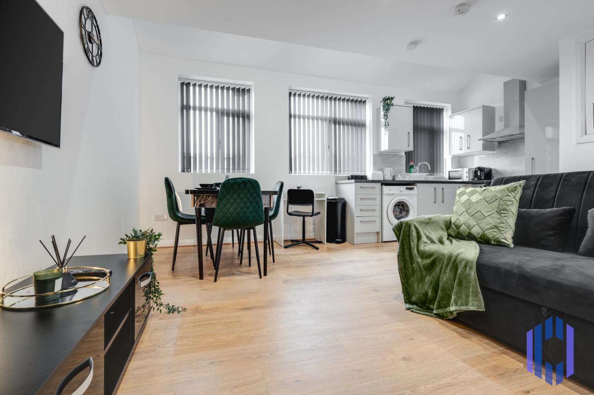 Apartment Sophisticated & Stylish Flat Near Airport - Sleeps 9