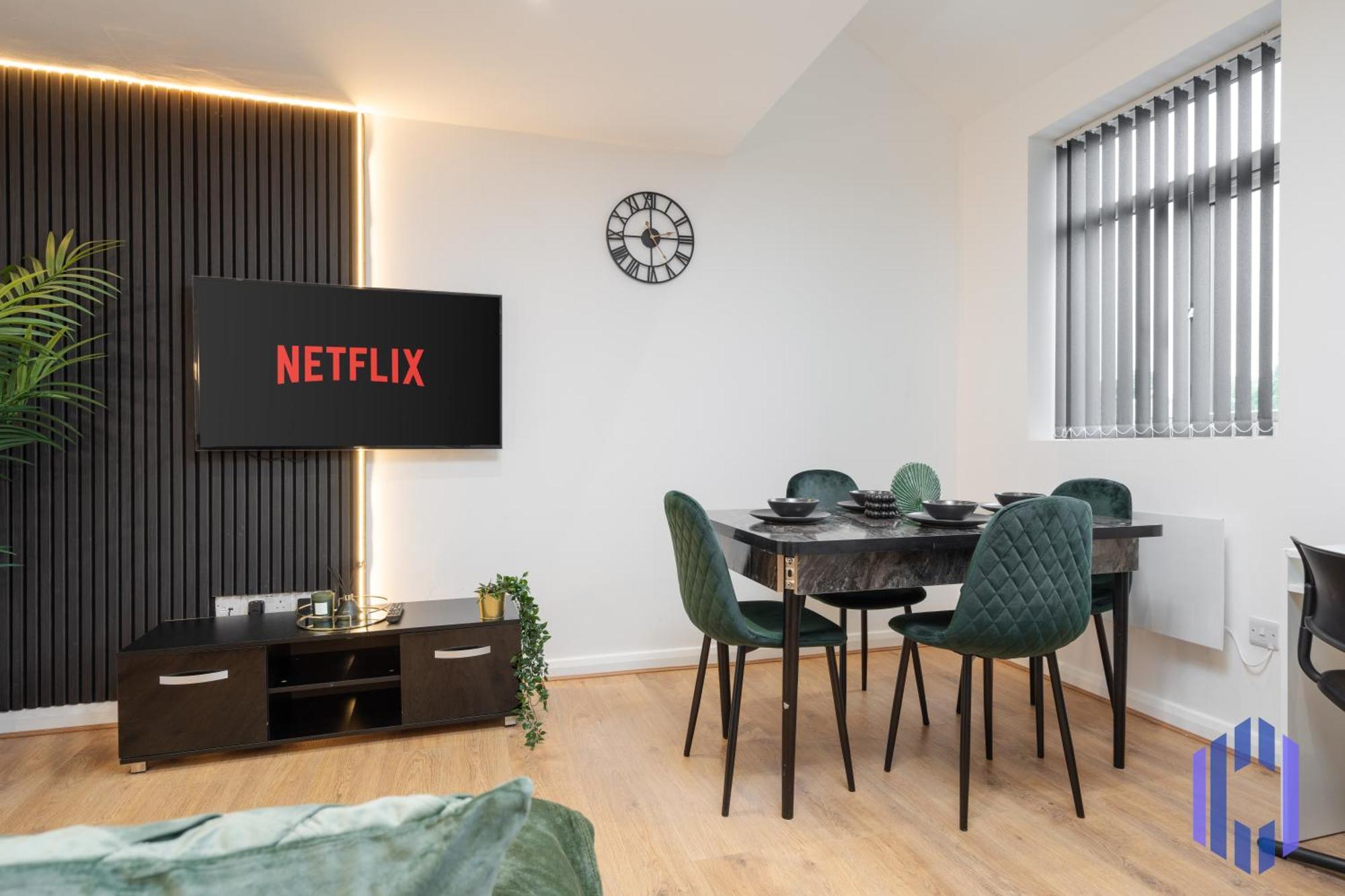 Apartment Sophisticated & Stylish Flat Near Airport - Sleeps 9 *