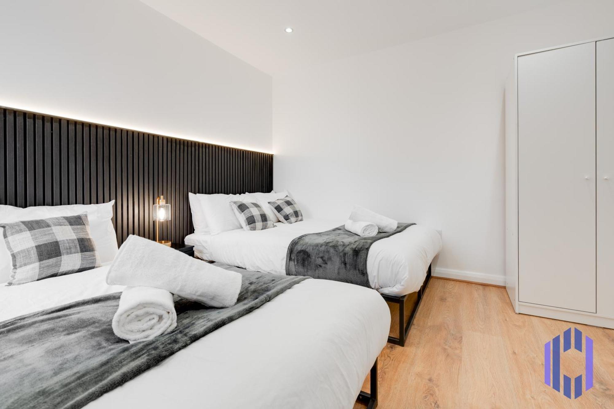 Apartment Sophisticated & Stylish Flat Near Airport - Sleeps 9 Manchester