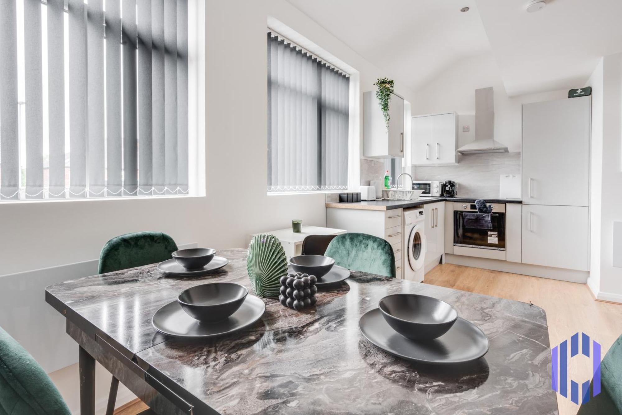 Sophisticated & Stylish Flat Near Airport - Sleeps 9 Apartment *