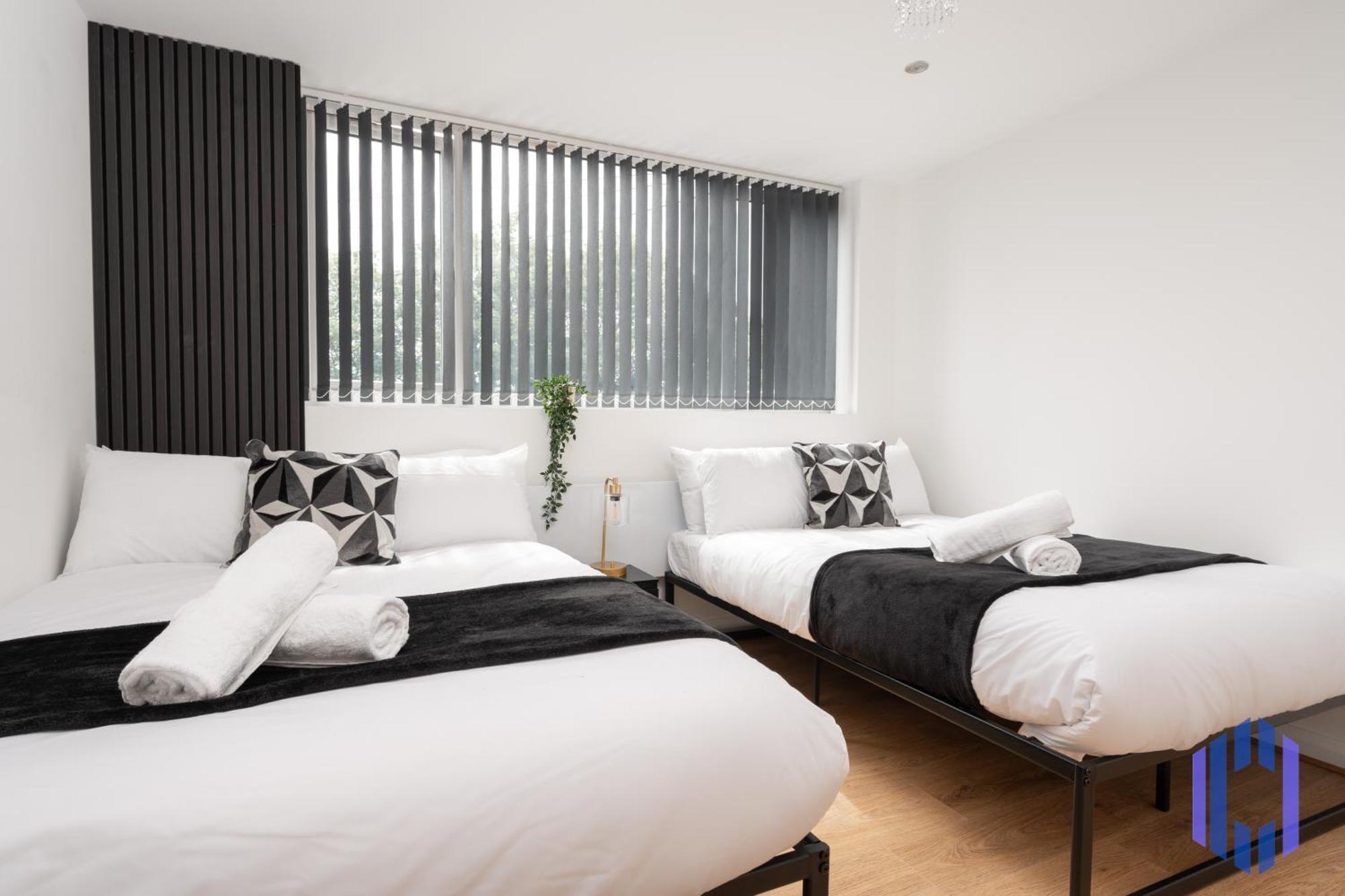 Apartment Sophisticated & Stylish Flat Near Airport - Sleeps 9 *
