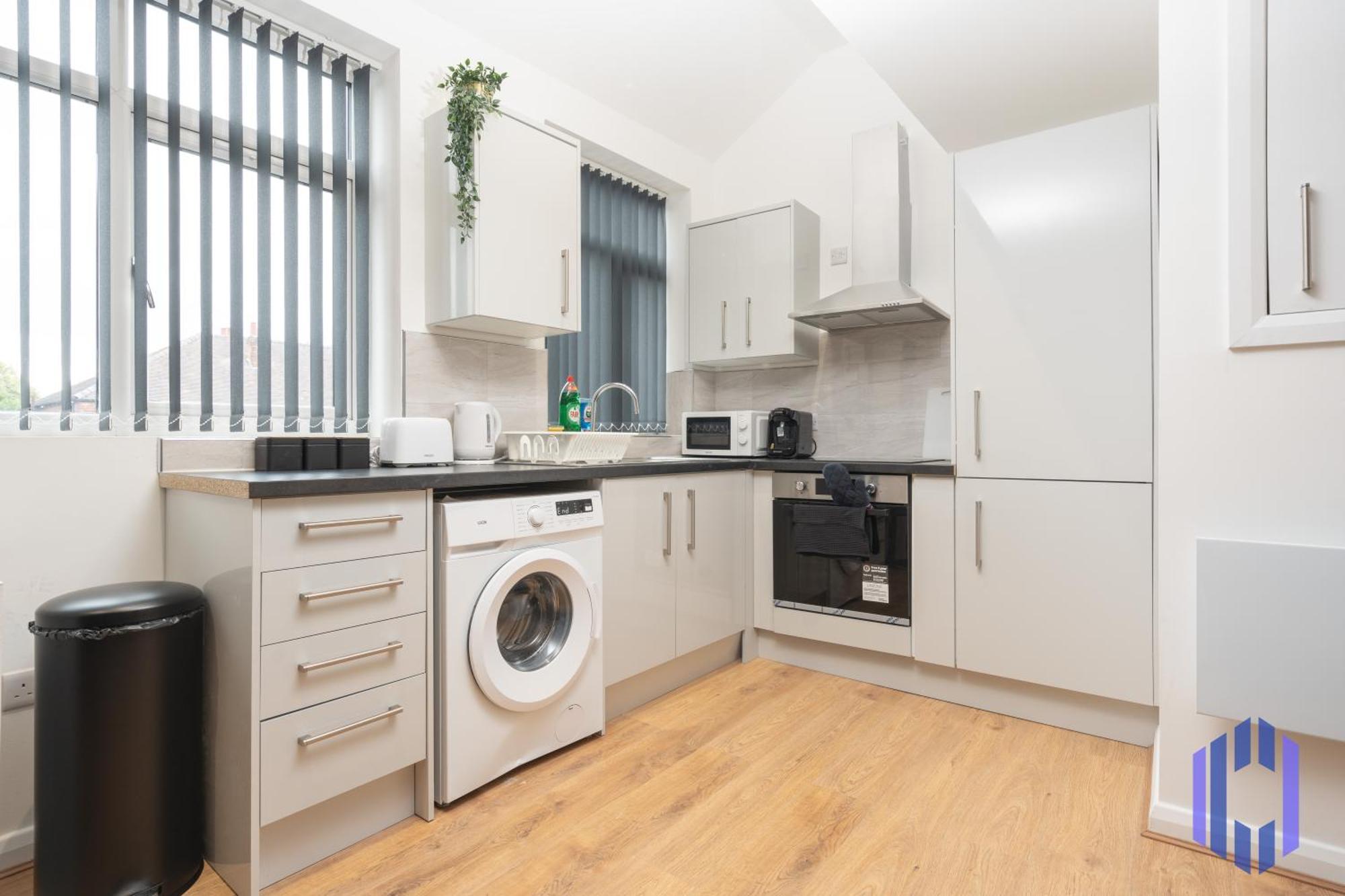 Sophisticated & Stylish Flat Near Airport - Sleeps 9 Apartment