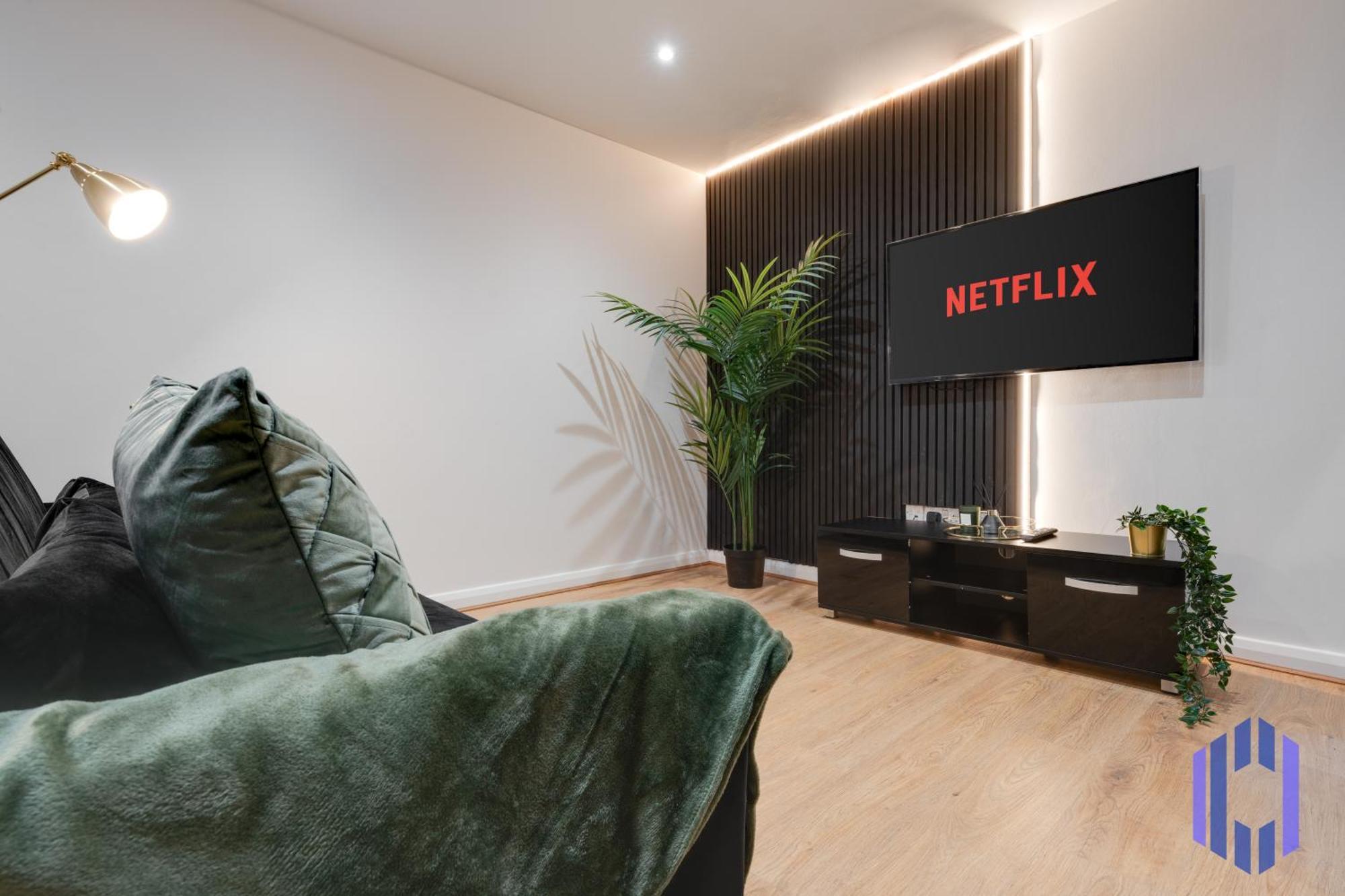 Sophisticated & Stylish Flat Near Airport - Sleeps 9 Manchester