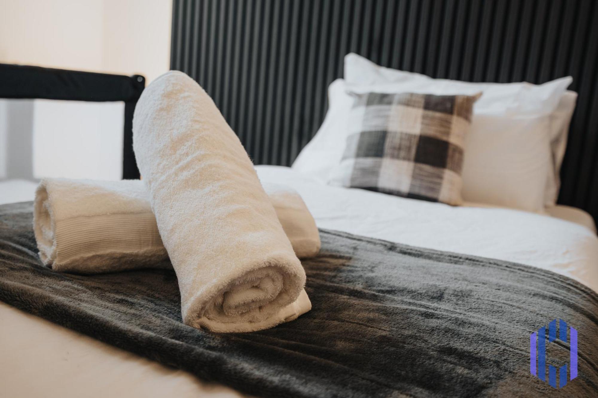 Apartment Sophisticated & Stylish Flat Near Airport - Sleeps 9 *
