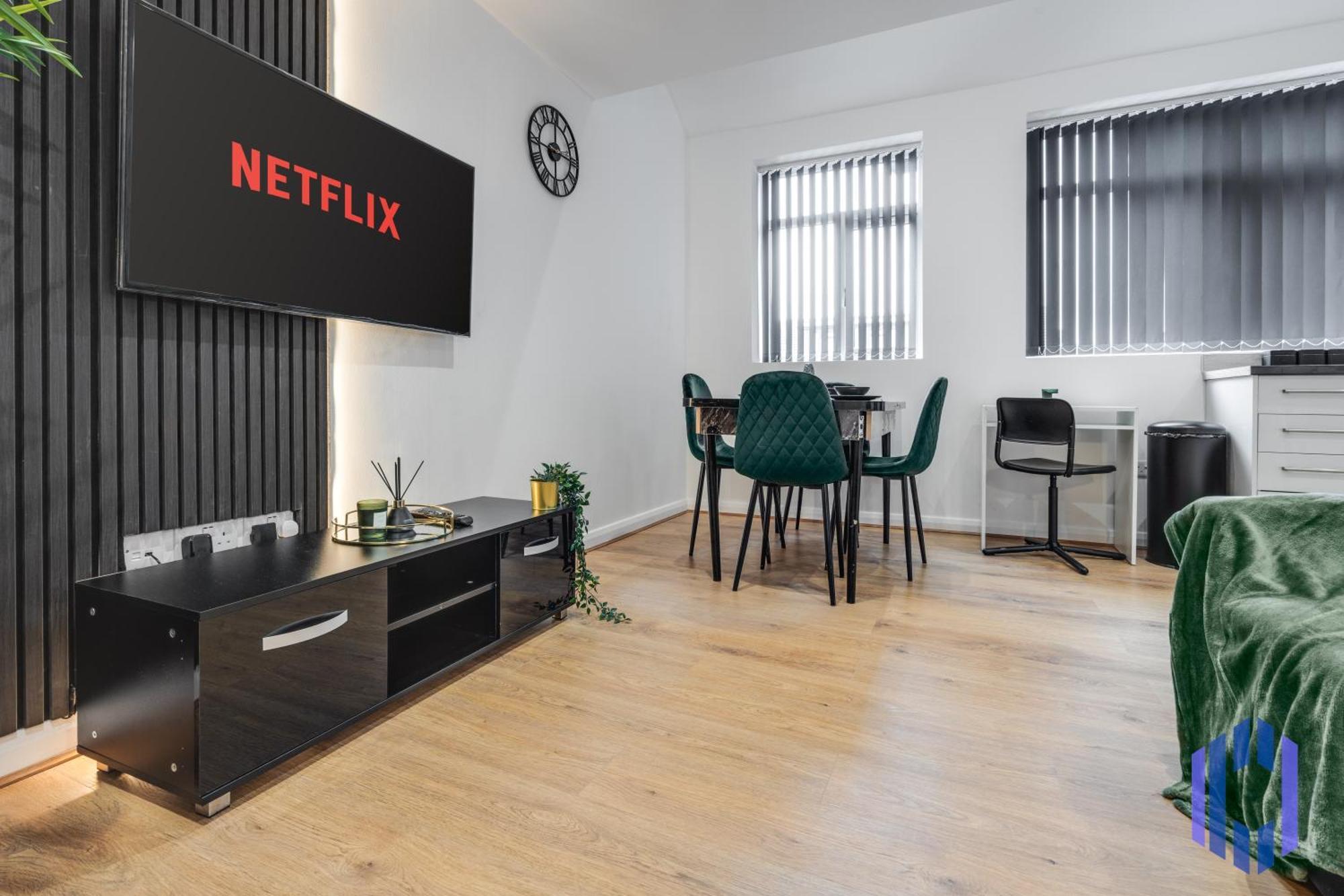 Sophisticated & Stylish Flat Near Airport - Sleeps 9 Apartment *