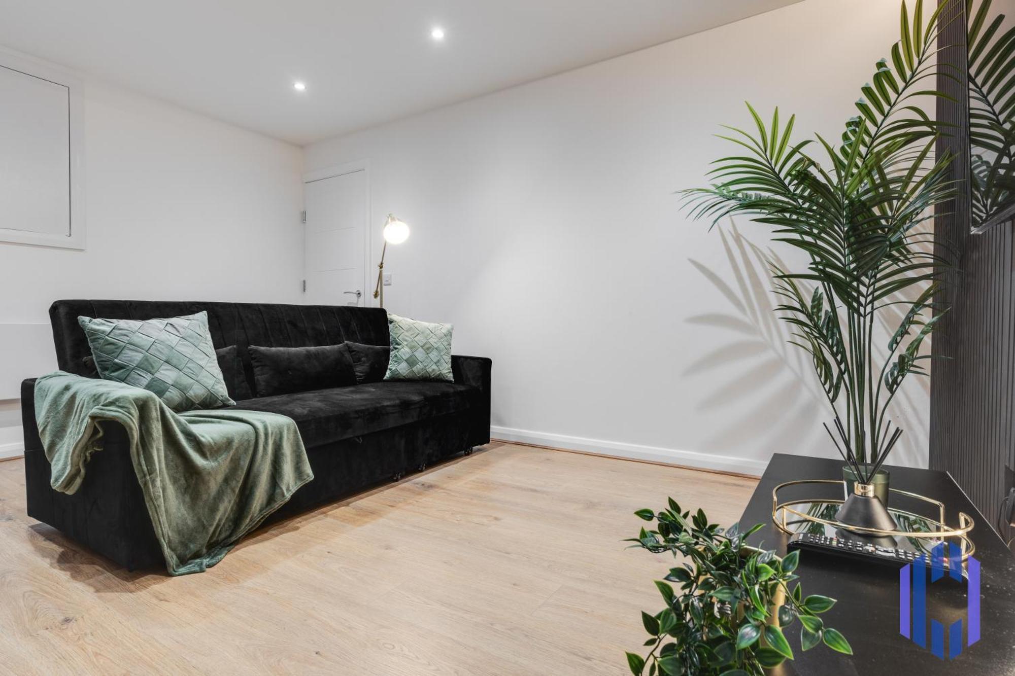 Apartment Sophisticated & Stylish Flat Near Airport - Sleeps 9 Manchester