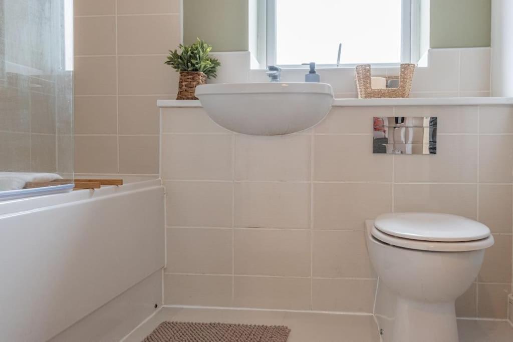 Modern House 2 Bedroom 5 Beds Holiday home Manchester