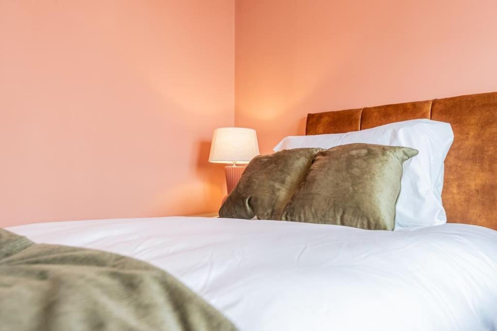 Modern House 2 Bedroom 5 Beds Manchester