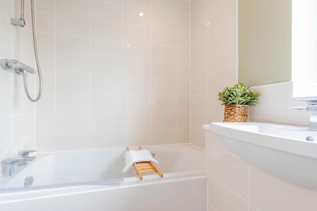 Modern House 2 Bedroom 5 Beds * Manchester
