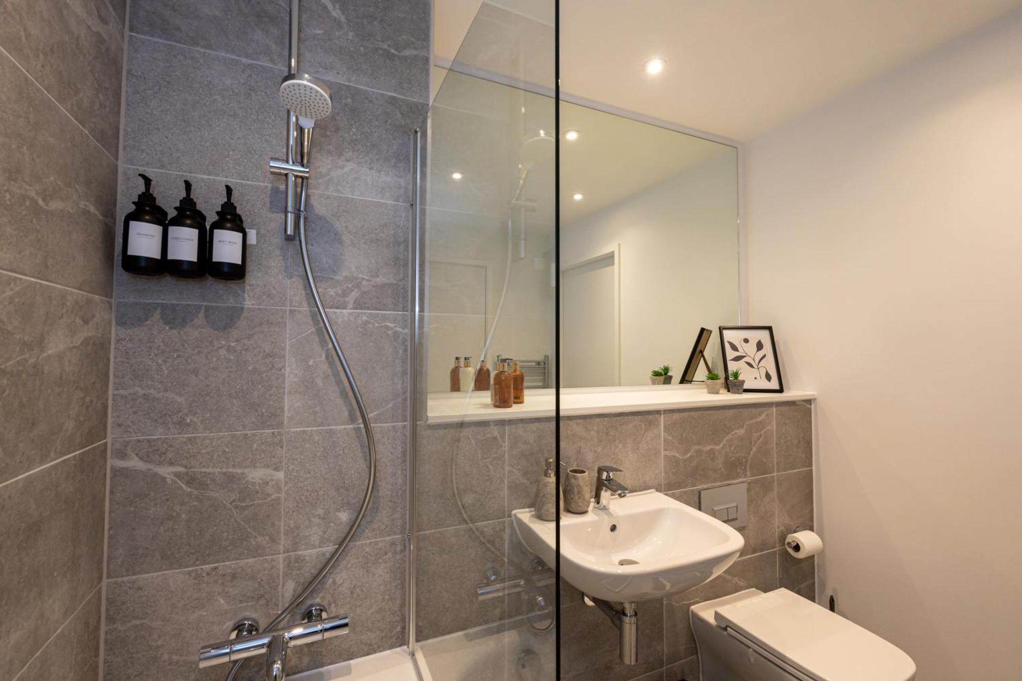 Pet Friendly 2br Near Station By Asquare Letting Apartment *