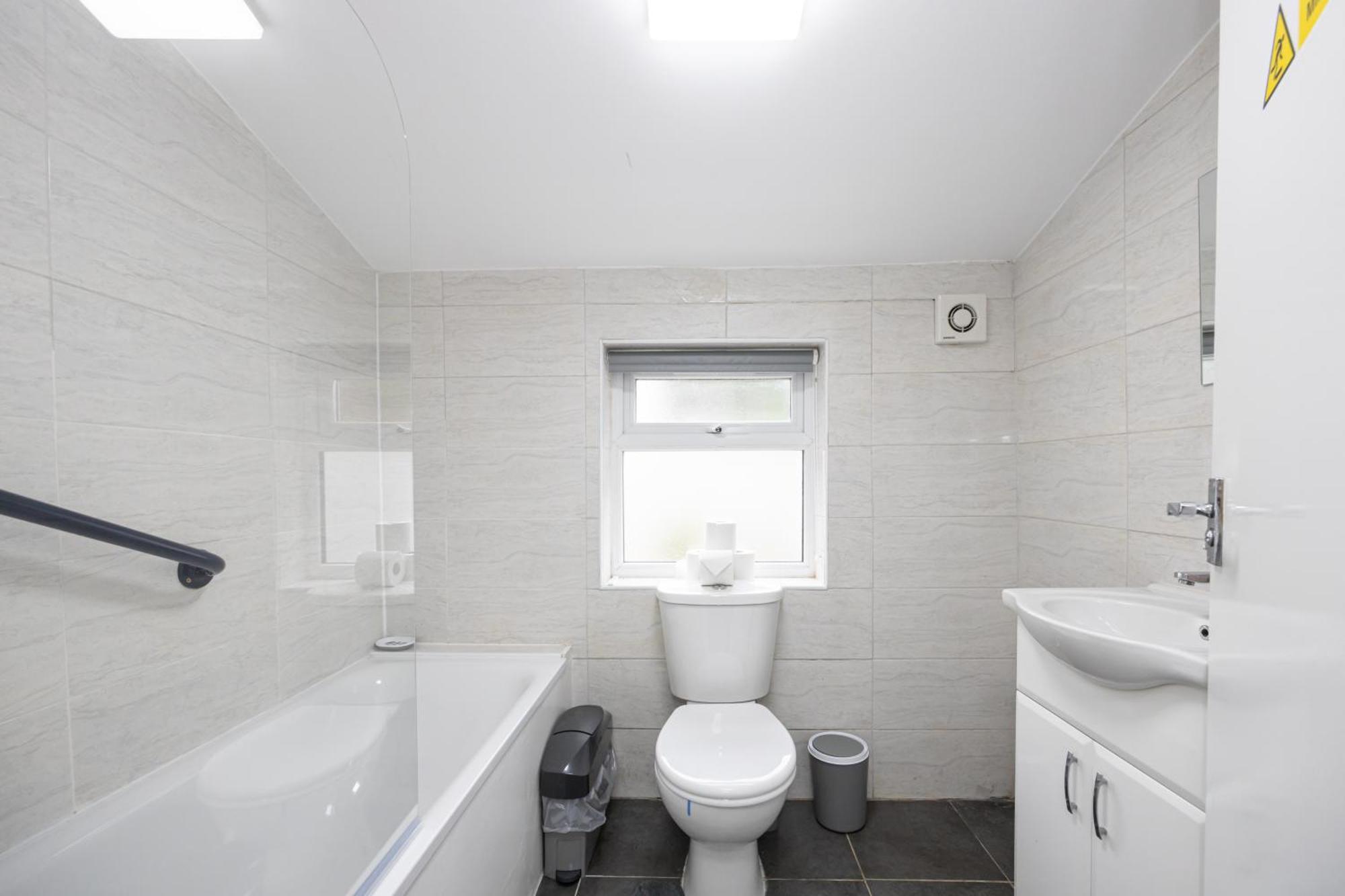 Modern Spacious 6Bd Haven 8 Min From City Centre Holiday home *