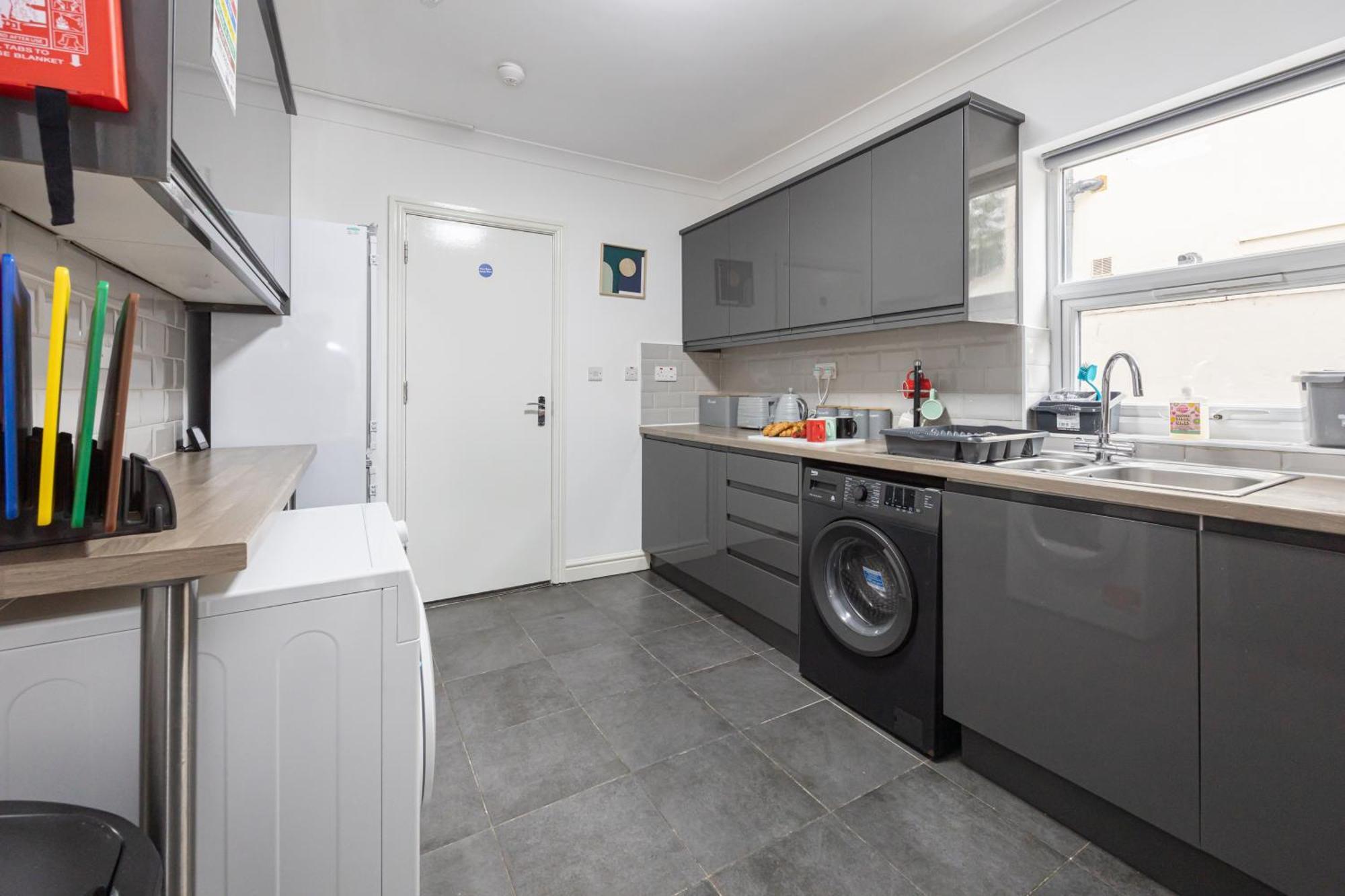 Modern Spacious 6Bd Haven 8 Min From City Centre Holiday home *
