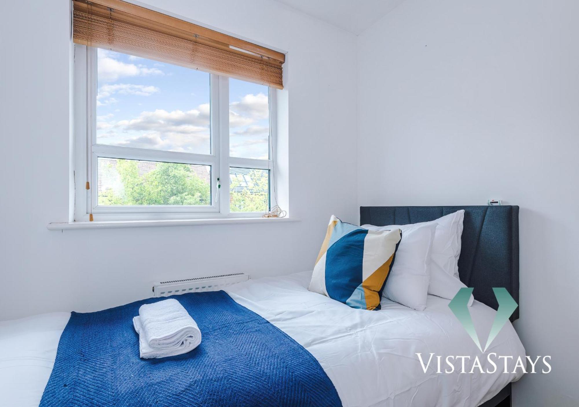Modern 3 Bed W Pool Table & Free Parking By Vista Short Lets Apartment Manchester