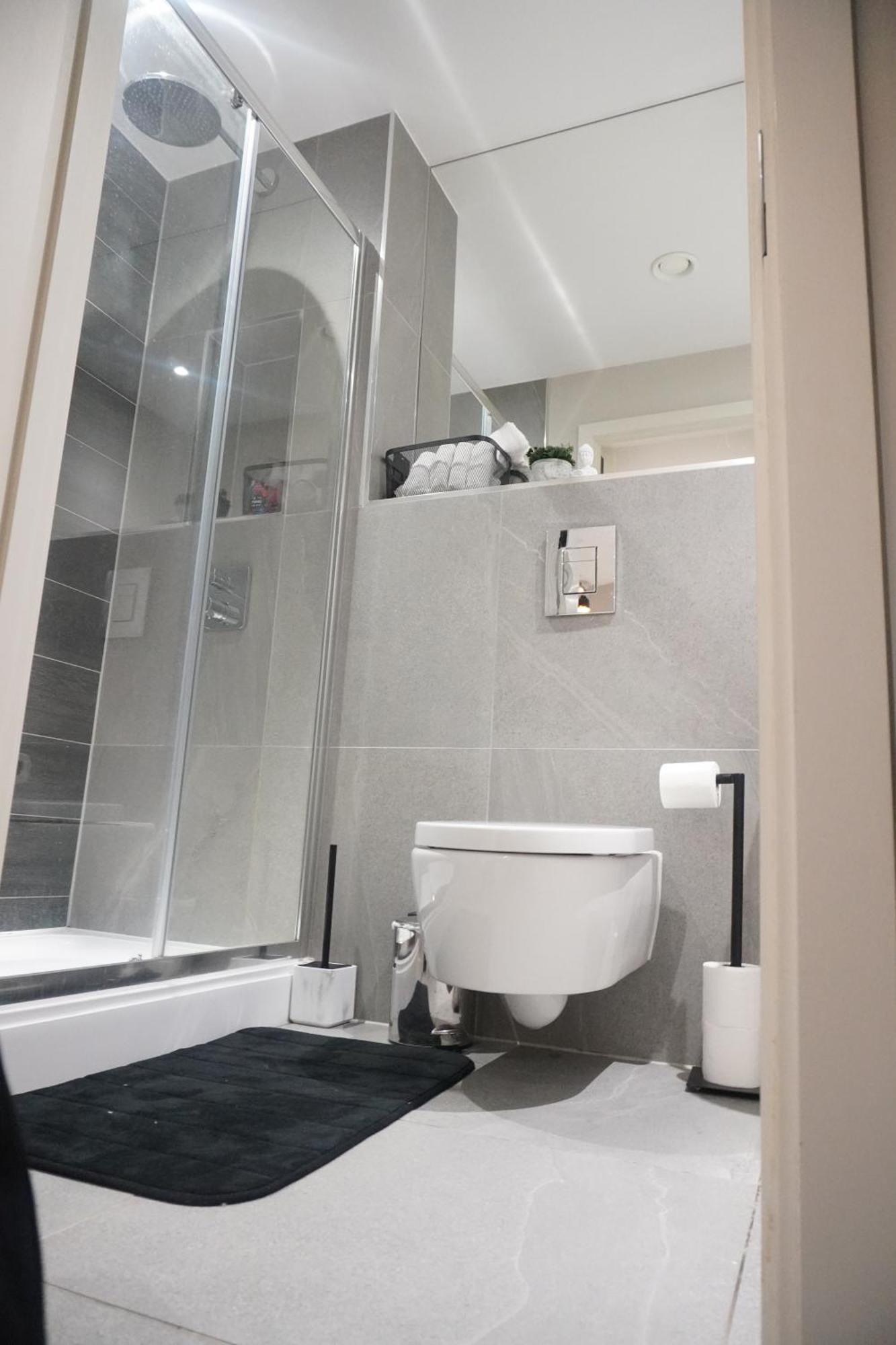 Modern Two Bedroom With Balcony In Apartment *