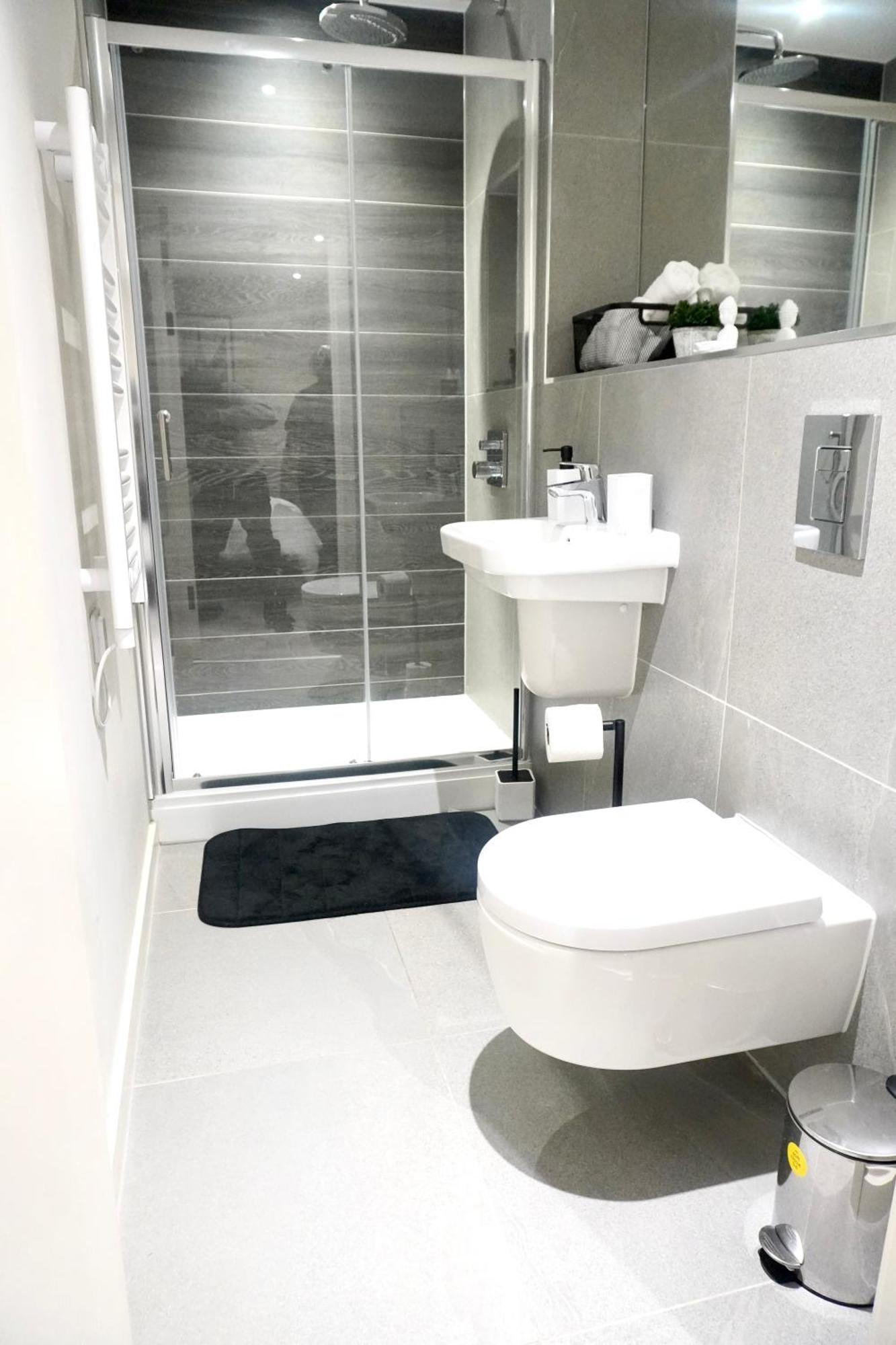 Modern Two Bedroom With Balcony In Manchester