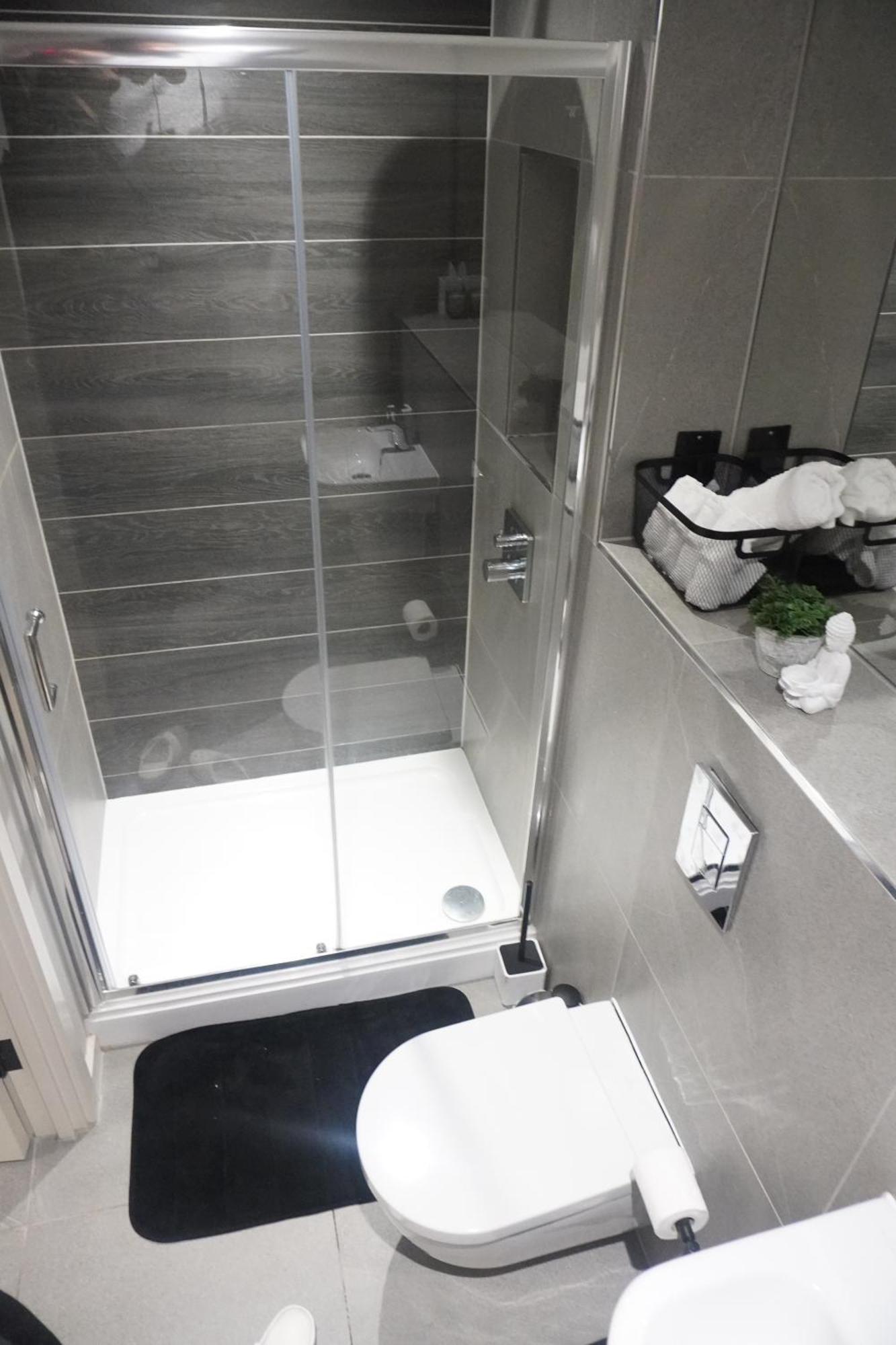 Apartment Modern Two Bedroom With Balcony In
