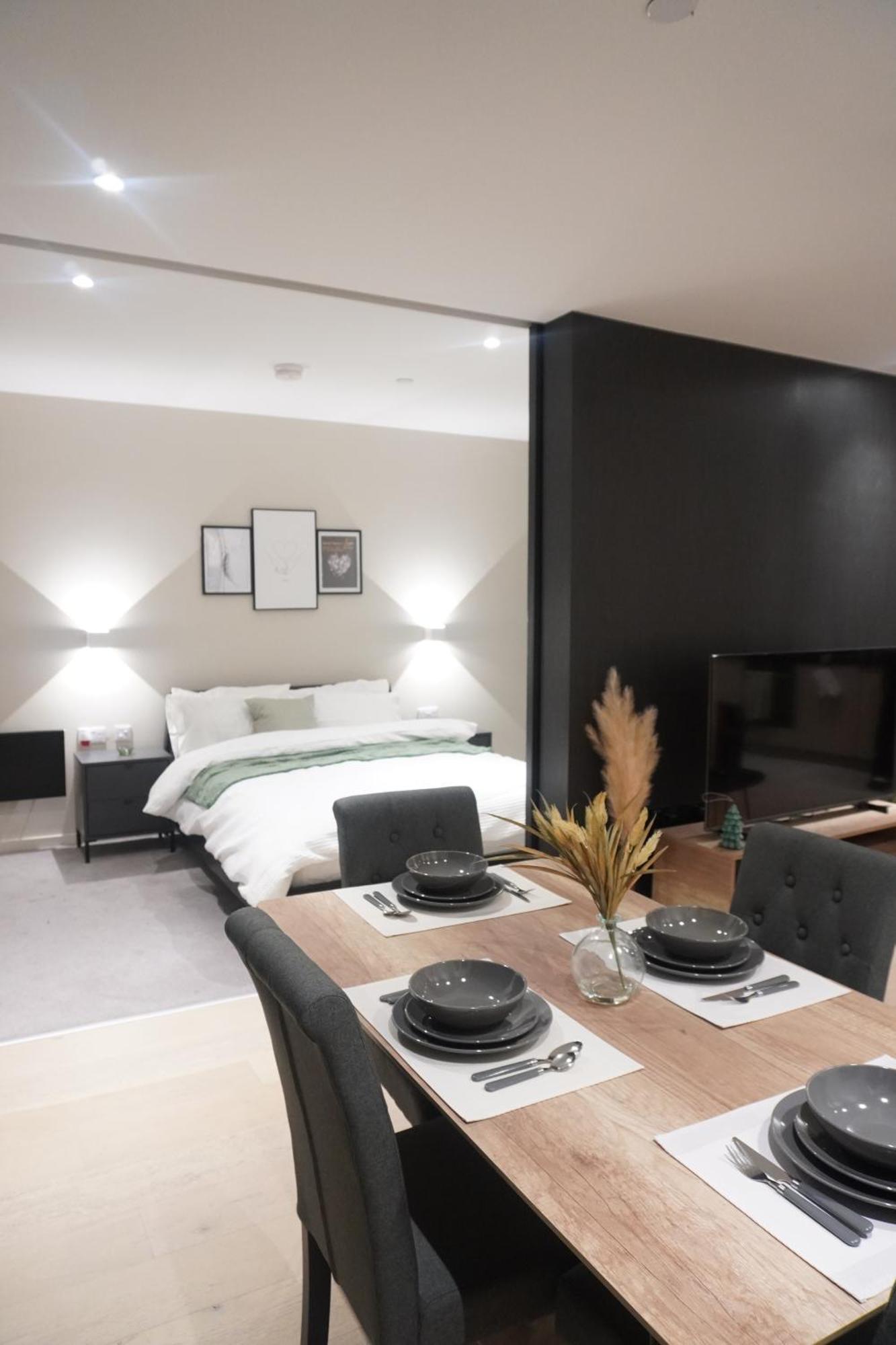 Modern Two Bedroom With Balcony In Manchester