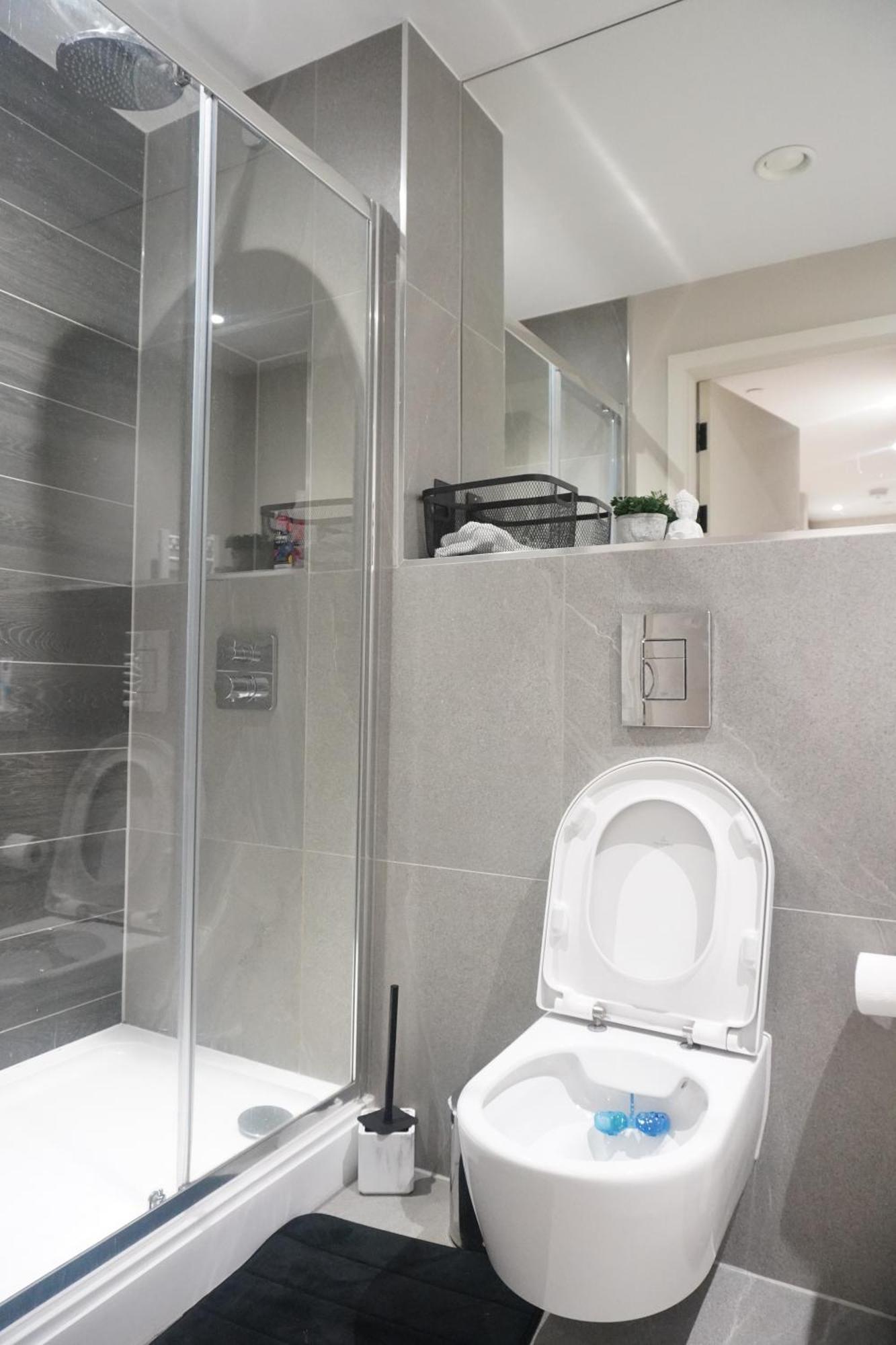 Modern Two Bedroom With Balcony In Apartment *