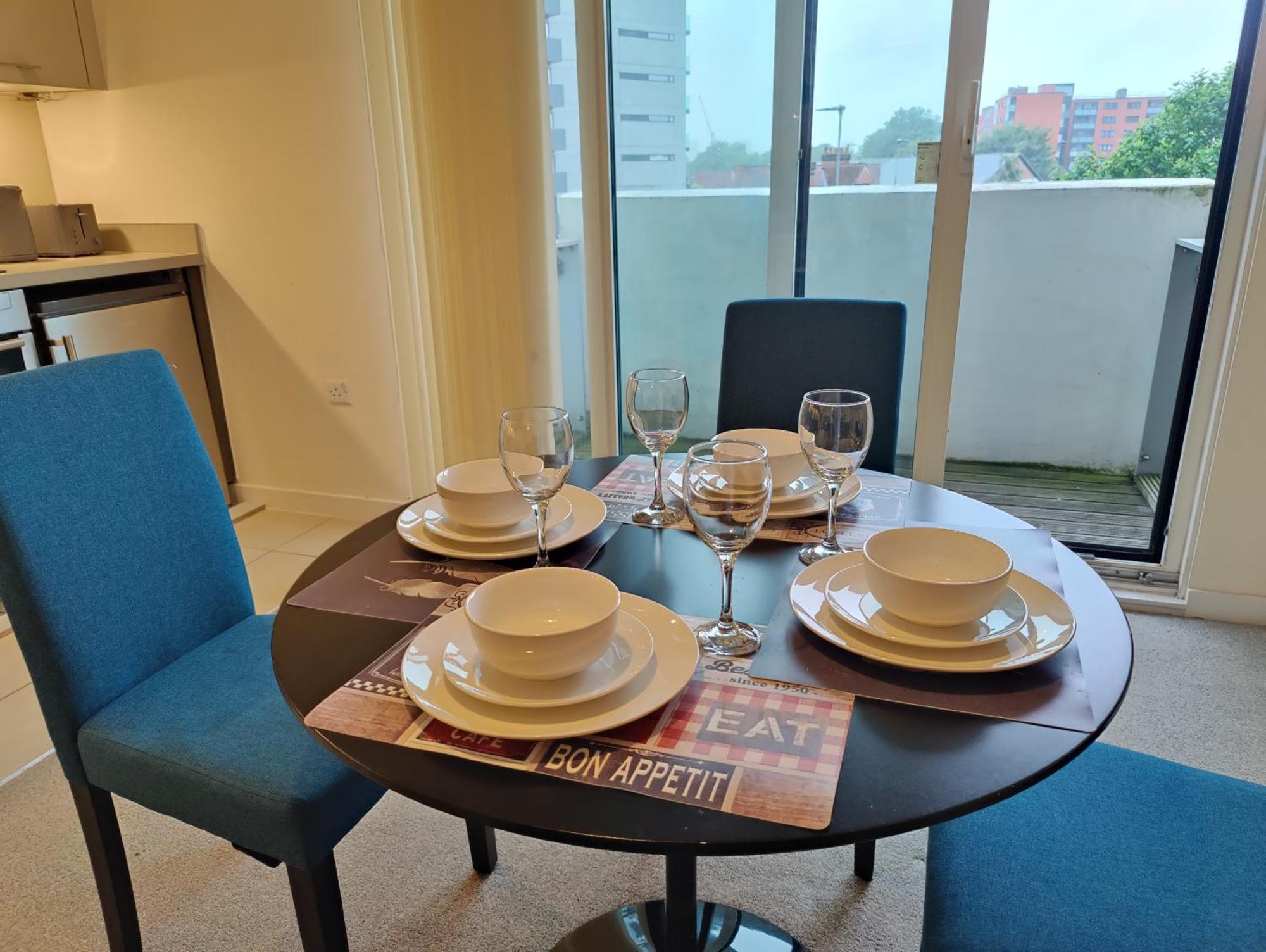 Free Private Parking - City Centre 2 Bedroom Ensuite Near Shopping & Financial Centre, Victoria Station & Ao * Manchester
