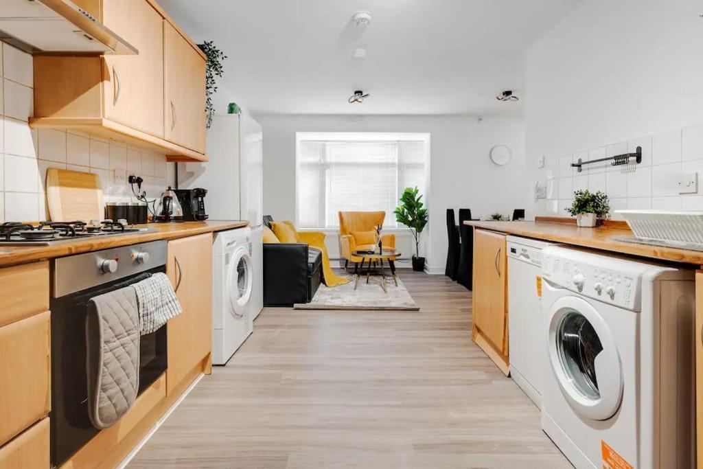 Apartment 3-Story With Driveway - Heaton Park - Sleeps 9