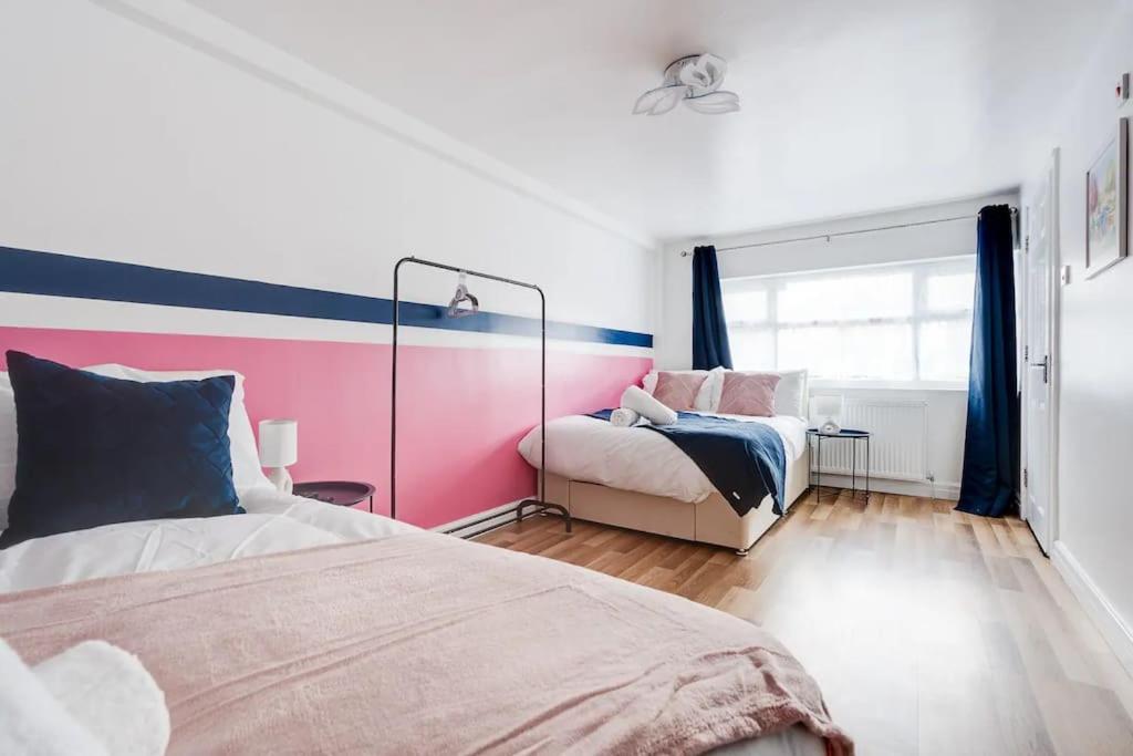 3-Story With Driveway - Heaton Park - Sleeps 9