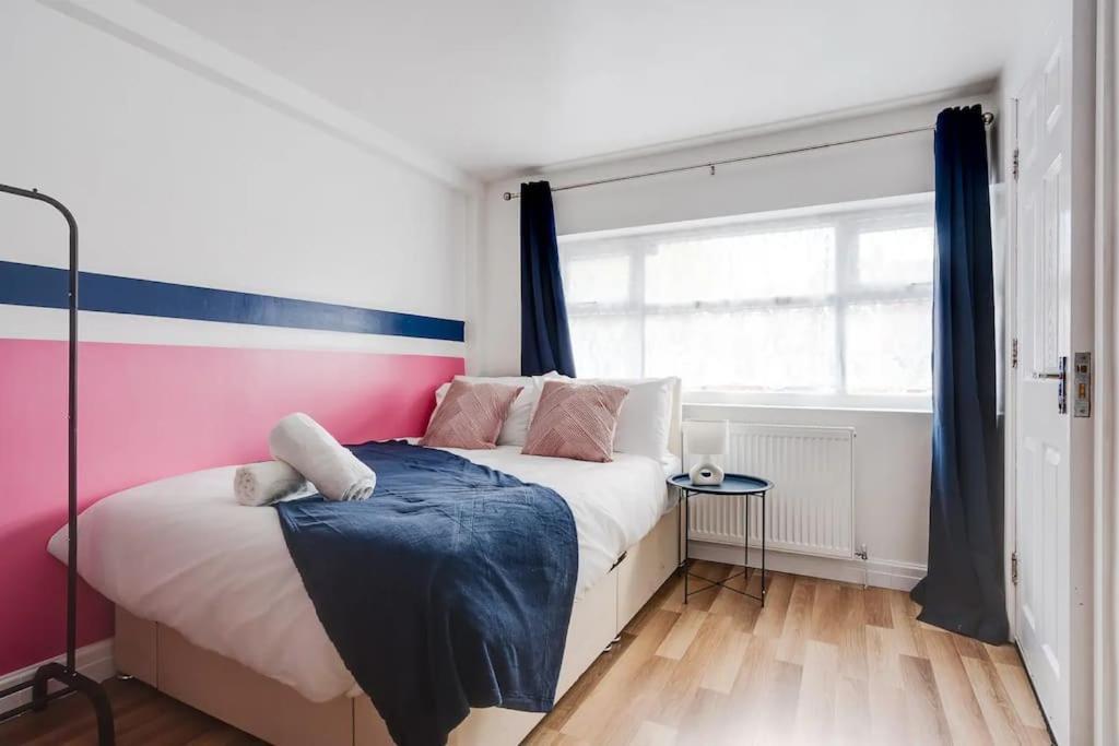 Apartment 3-Story With Driveway - Heaton Park - Sleeps 9