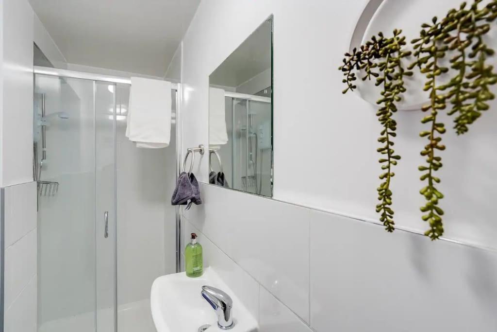 Apartment 3-Story With Driveway - Heaton Park - Sleeps 9 Manchester