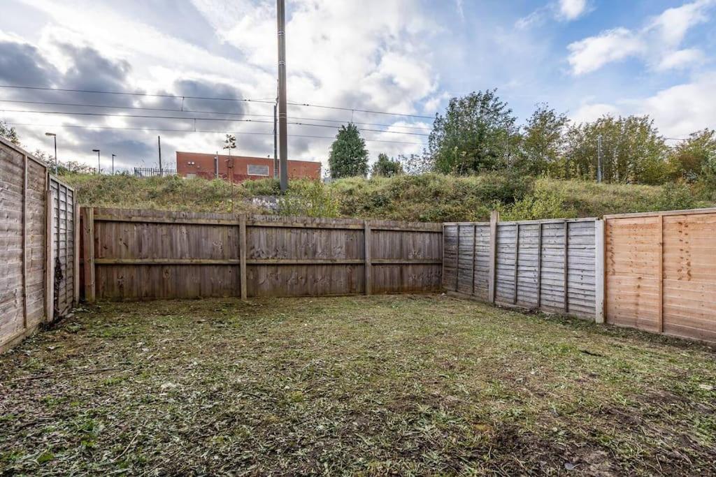 3-Story With Driveway - Heaton Park - Sleeps 9 Apartment