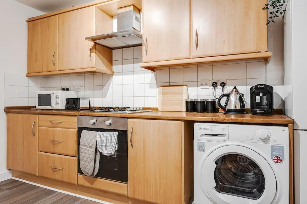 3-Story With Driveway - Heaton Park - Sleeps 9 Apartment