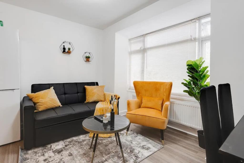 Apartment 3-Story With Driveway - Heaton Park - Sleeps 9 Manchester