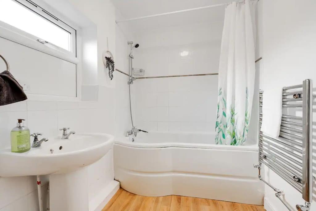 3-Story With Driveway - Heaton Park - Sleeps 9 * Manchester